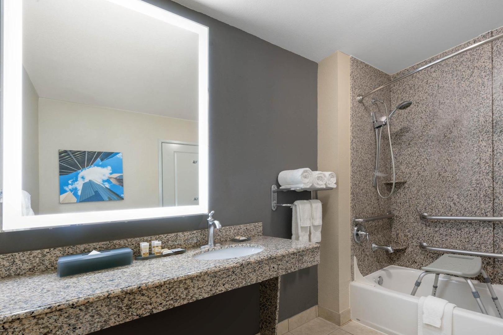 La Quinta Inn & Suites by Wyndham Houston Energy Corridor