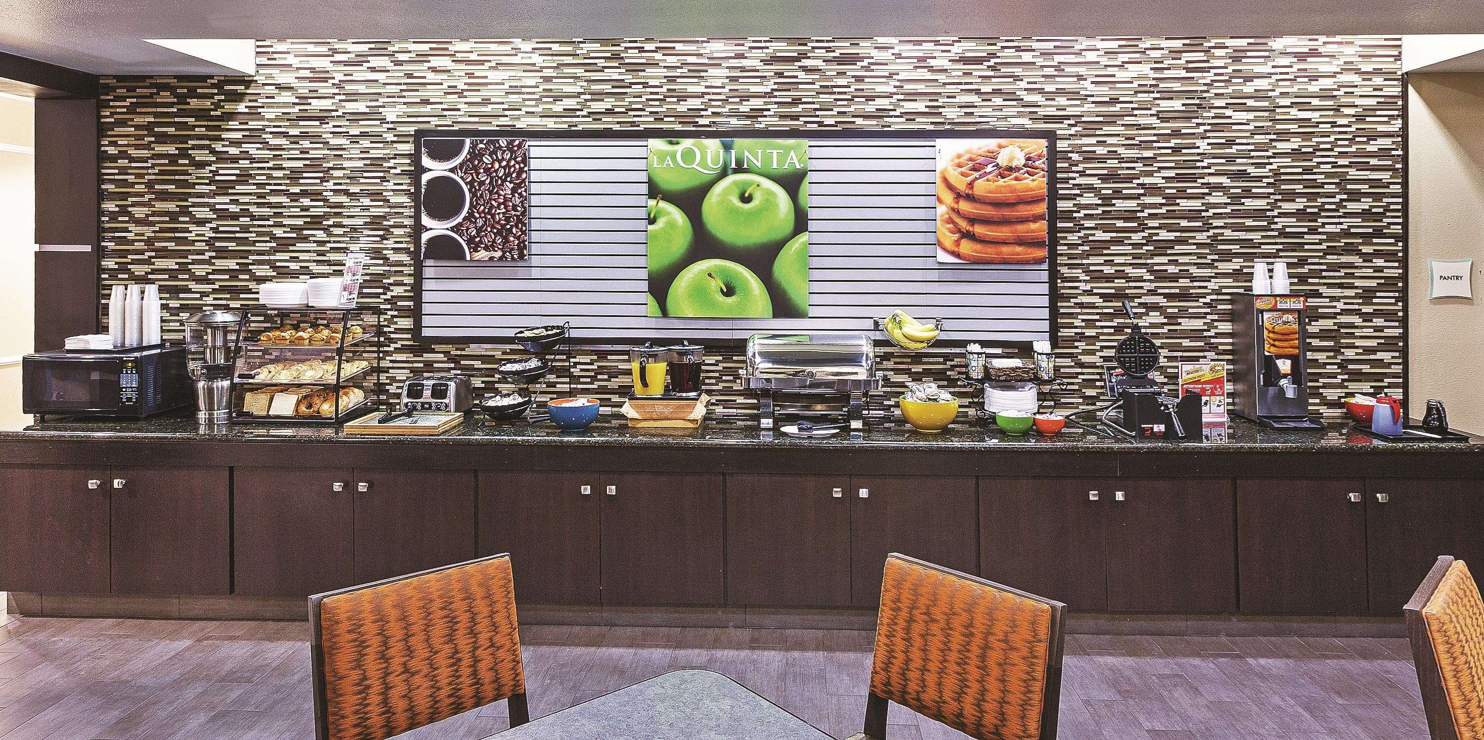 La Quinta Inn & Suites by Wyndham Houston Hobby Airport