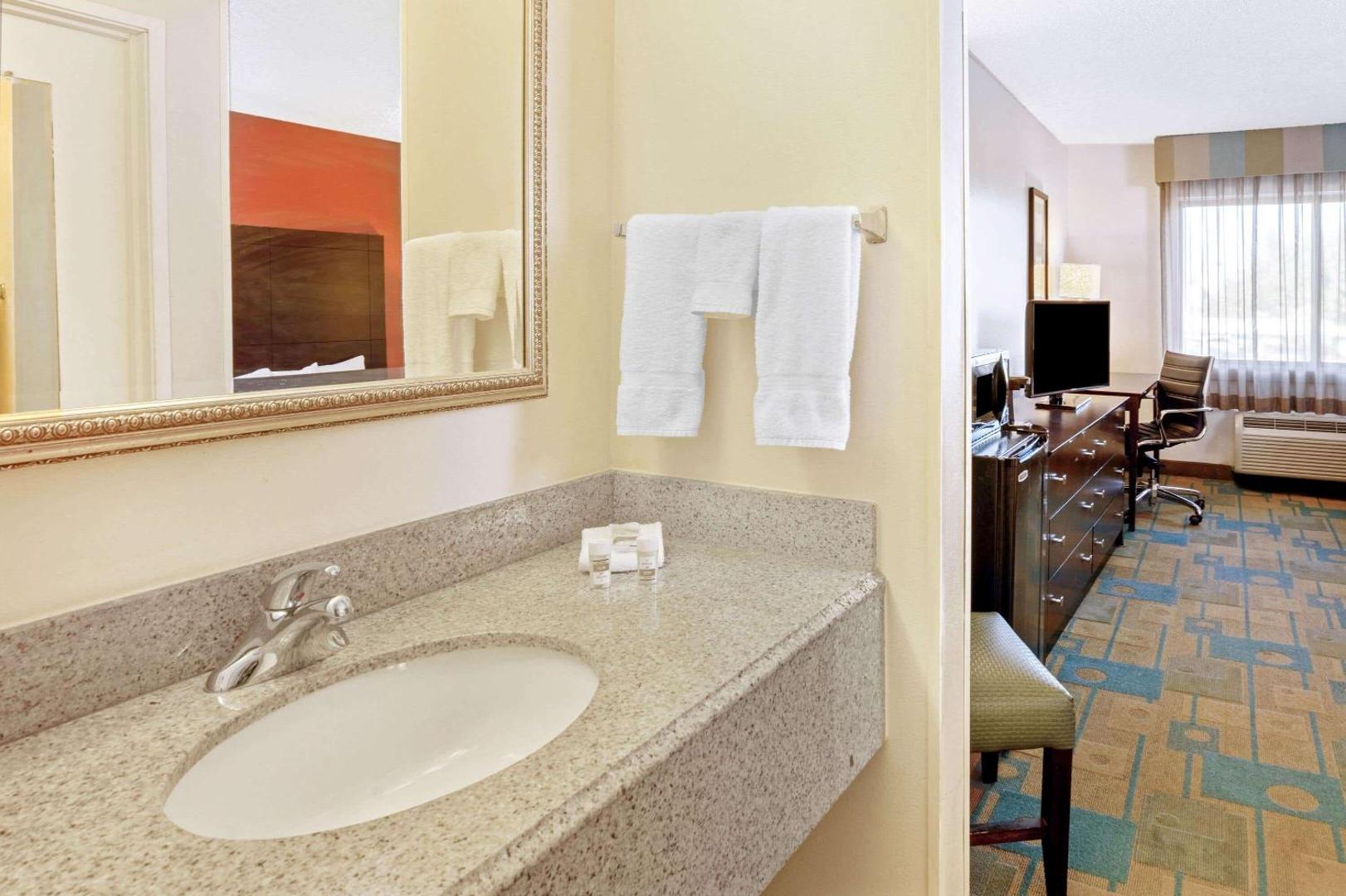 La Quinta Inn & Suites by Wyndham Houston NW Brookhollow