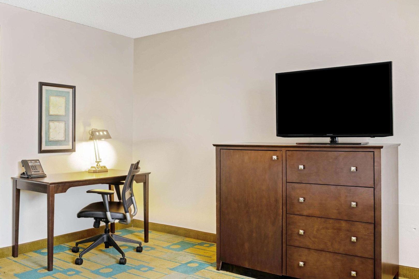 La Quinta Inn & Suites by Wyndham Houston NW Brookhollow