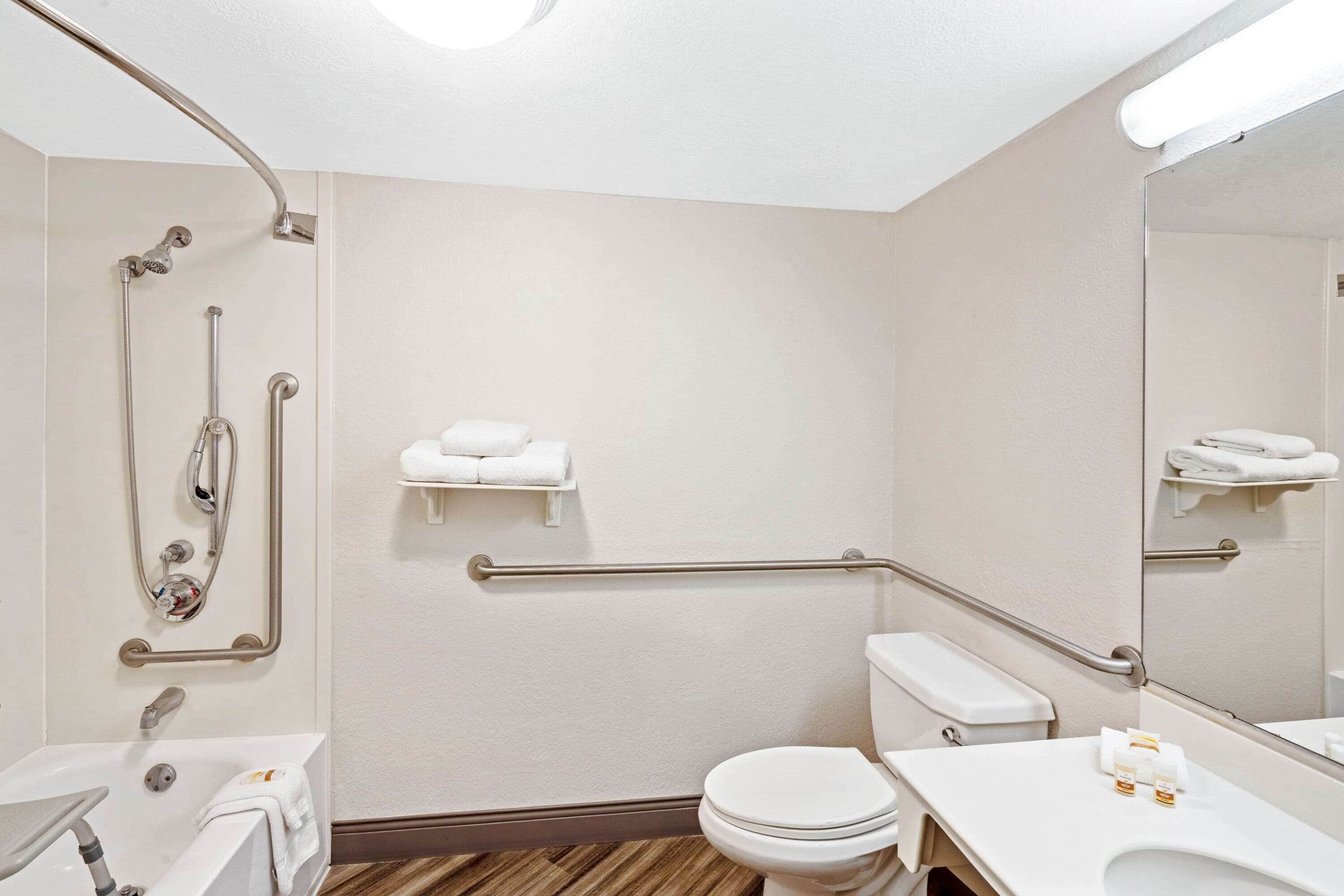 La Quinta Inn & Suites by Wyndham Houston West Park 10