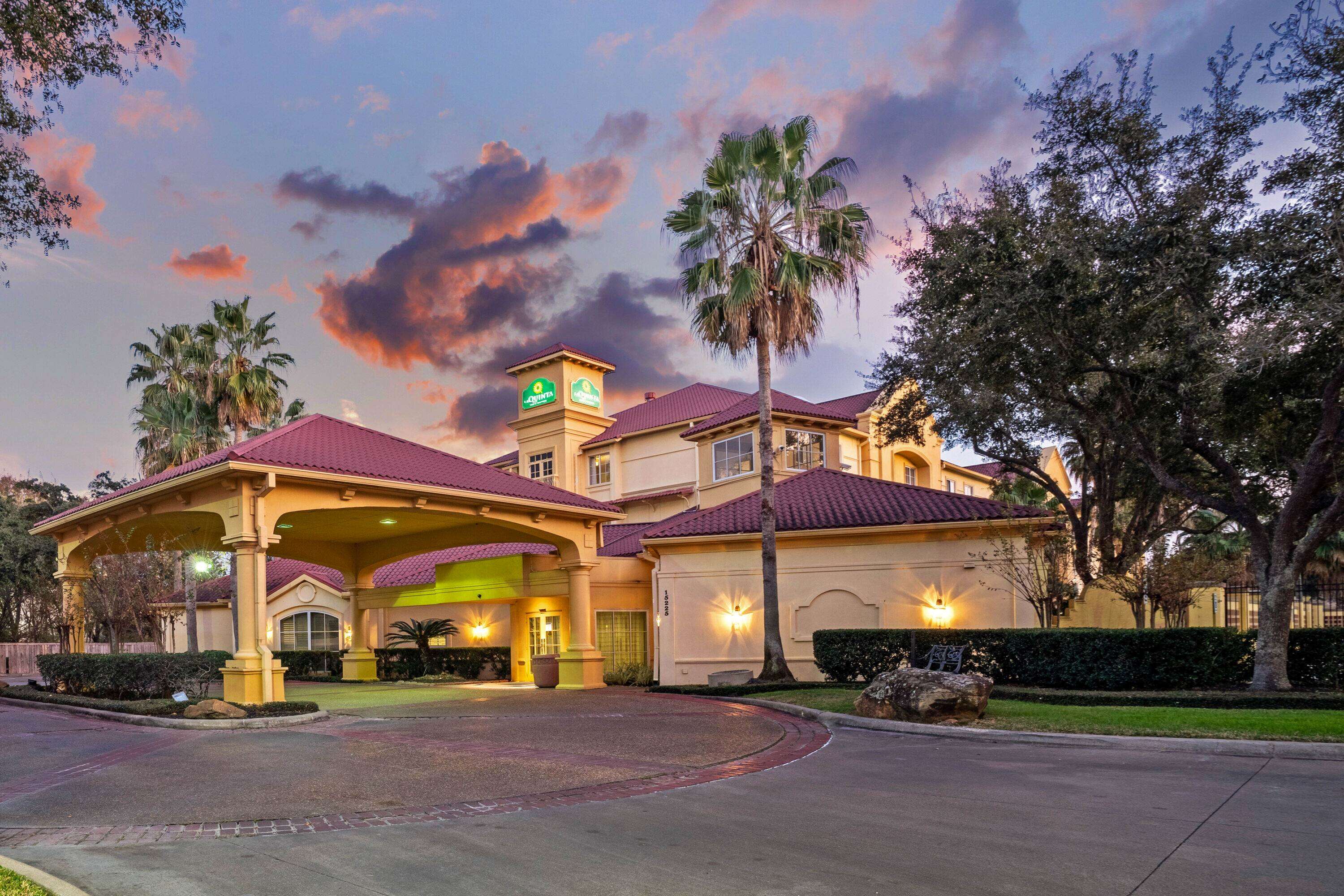 La Quinta Inn & Suites by Wyndham Houston West Park 10