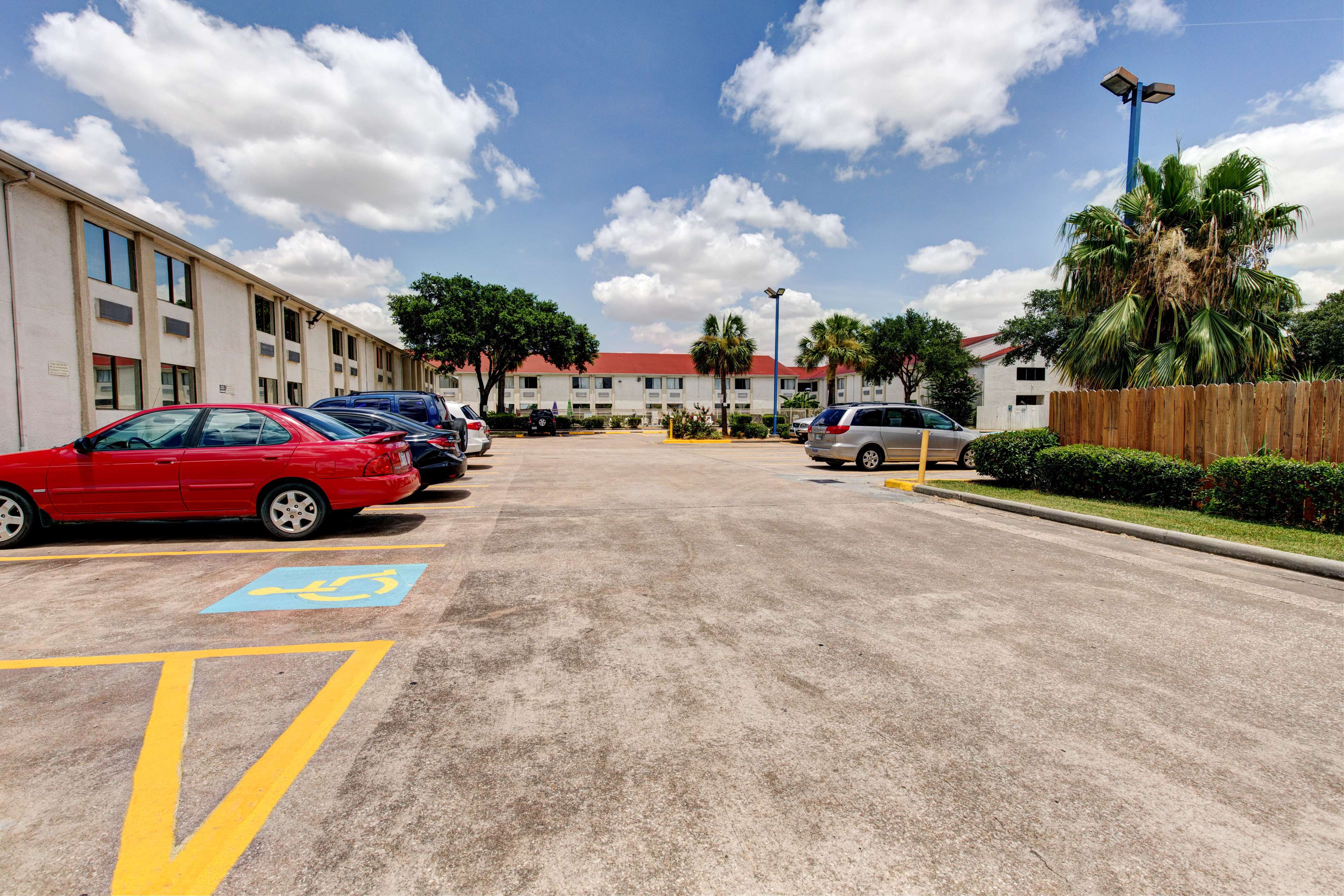 Executive Inn & Suites