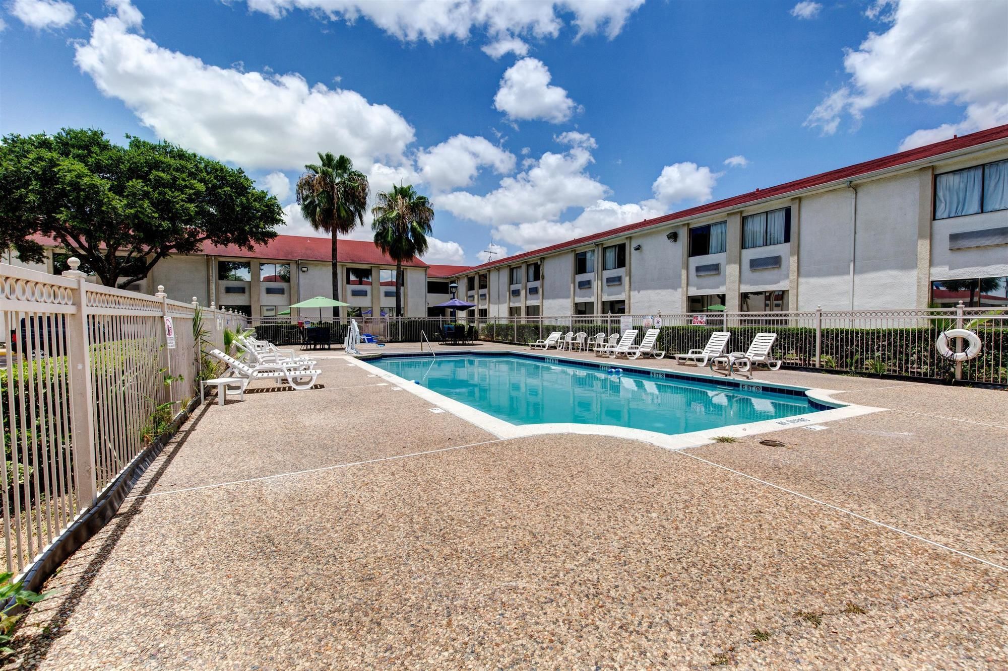 Executive Inn & Suites