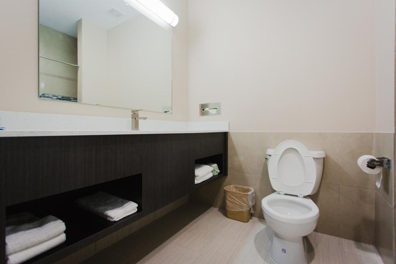 Crystal Inn & Suites Willowbrook Mall