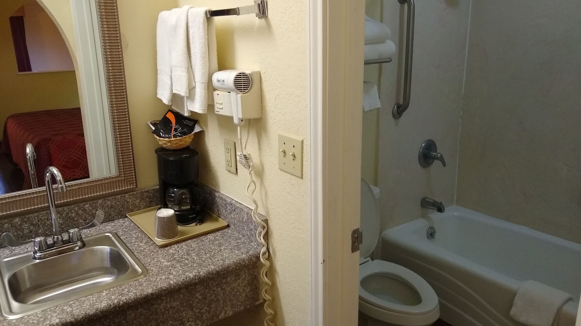 Econo Lodge Inn & Suites West - Energy Corridor