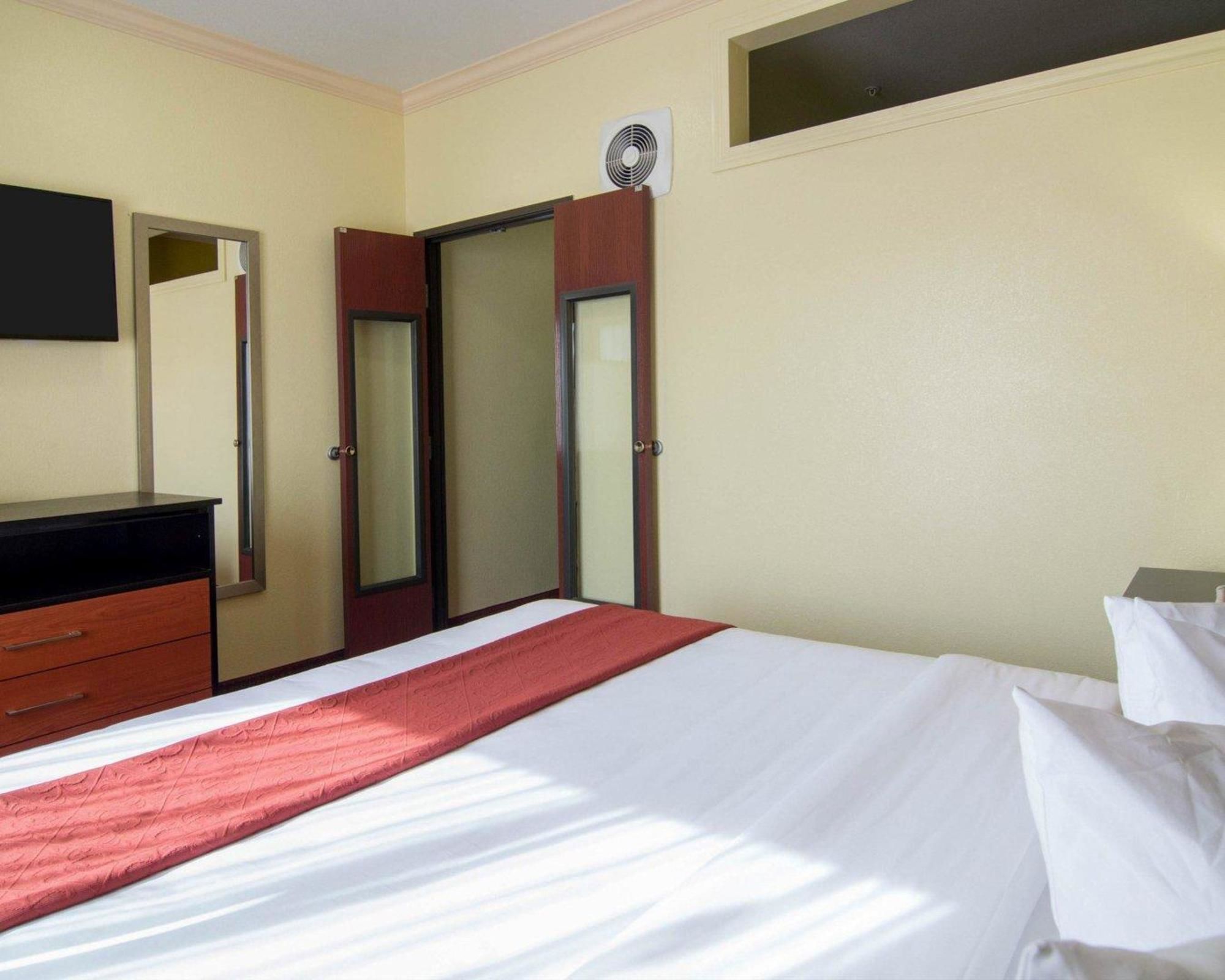 Springwood Suites Houston IAH -Beltway 8