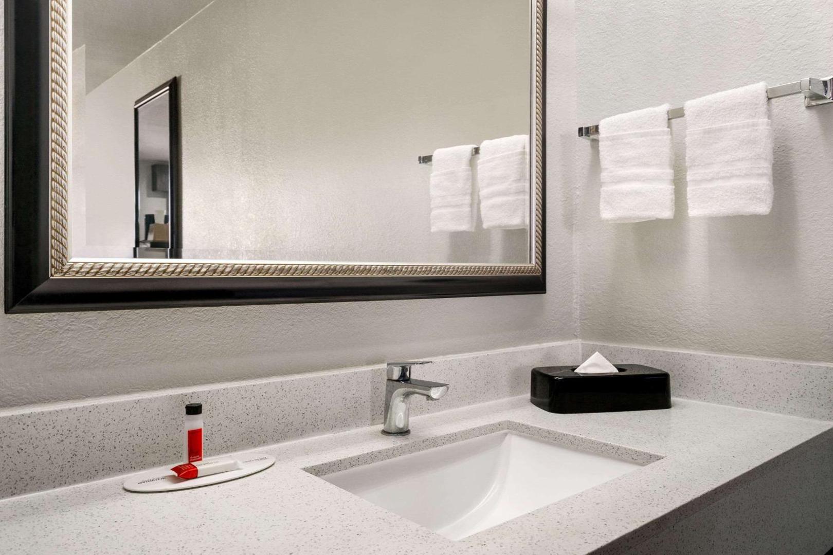 Crystal Inn By OYO Northeast Houston I-610