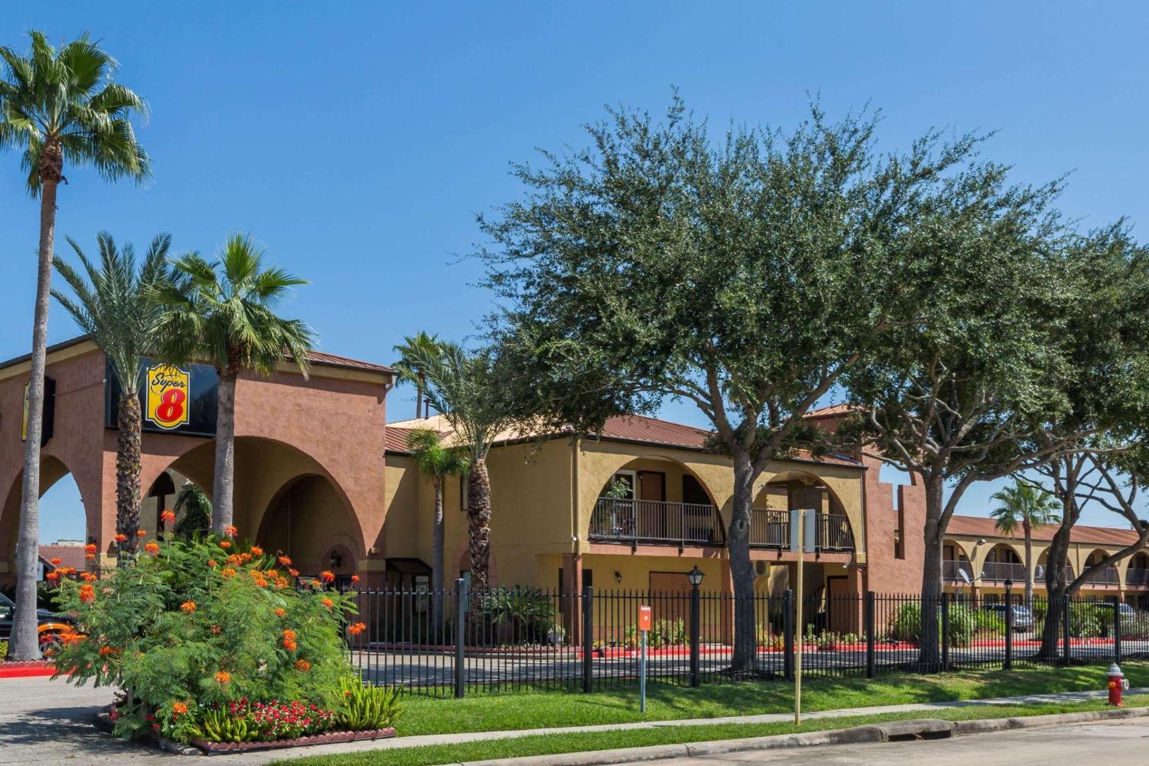 Super 8 by Wyndham Houston/Webster/NASA