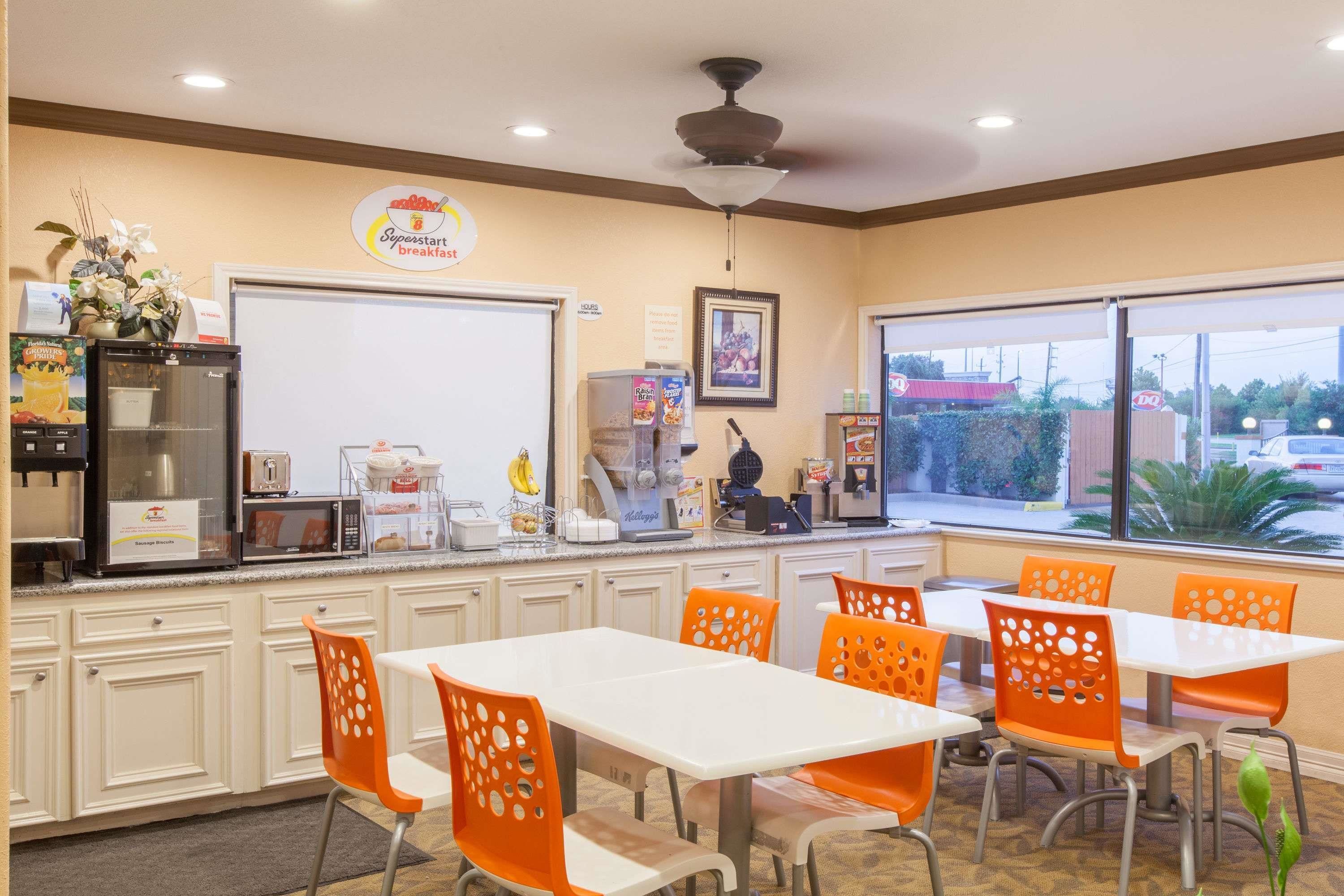 Super 8 by Wyndham Houston/Willowbrook/Hwy 249
