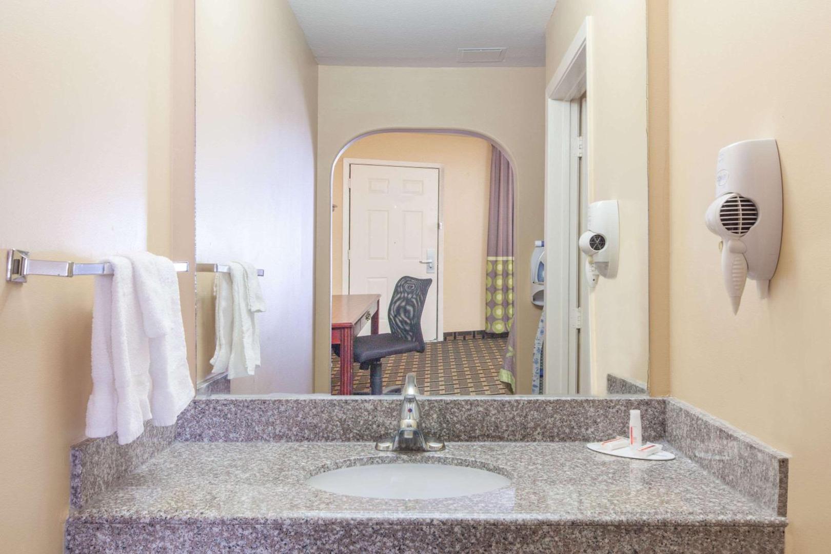 Super 8 by Wyndham Houston/Willowbrook/Hwy 249