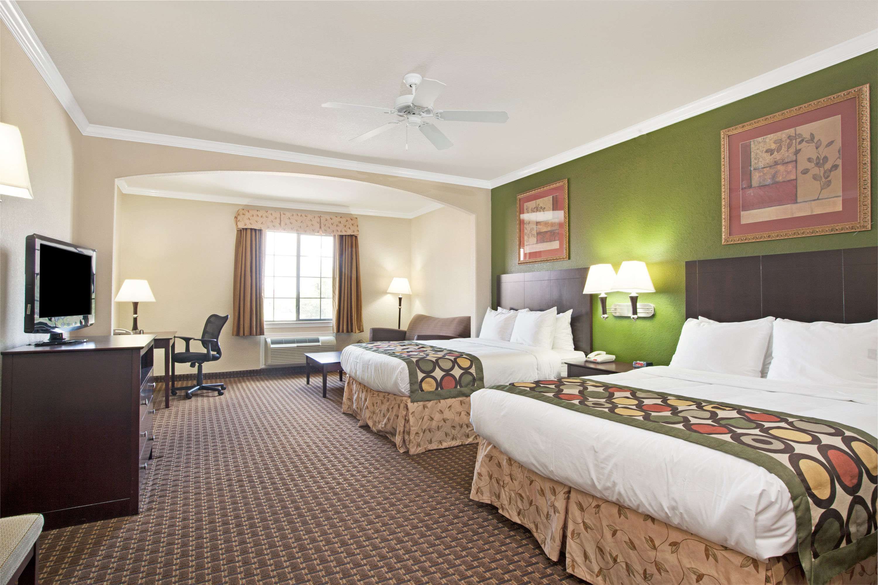 Super 8 by Wyndham IAH West/Greenspoint