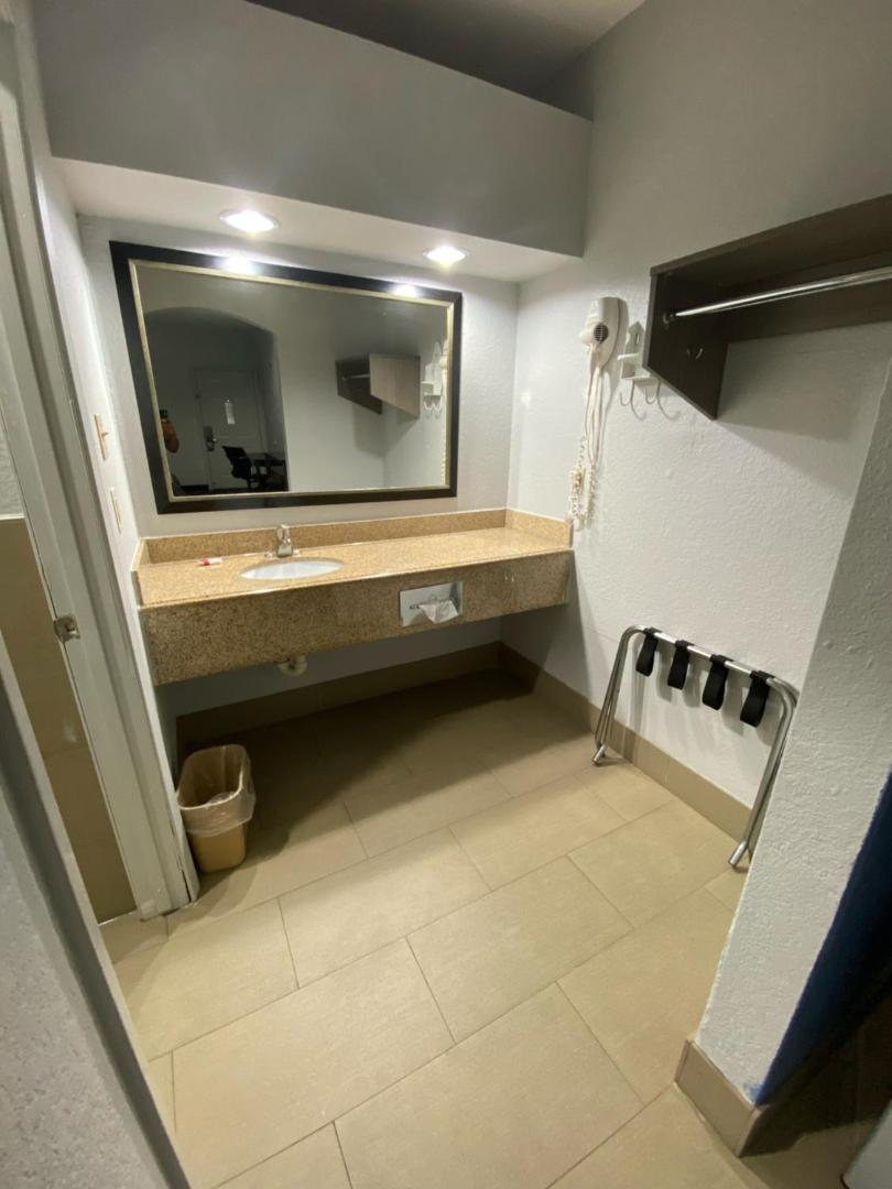 Super 8 by Wyndham Houston Hobby Airport South
