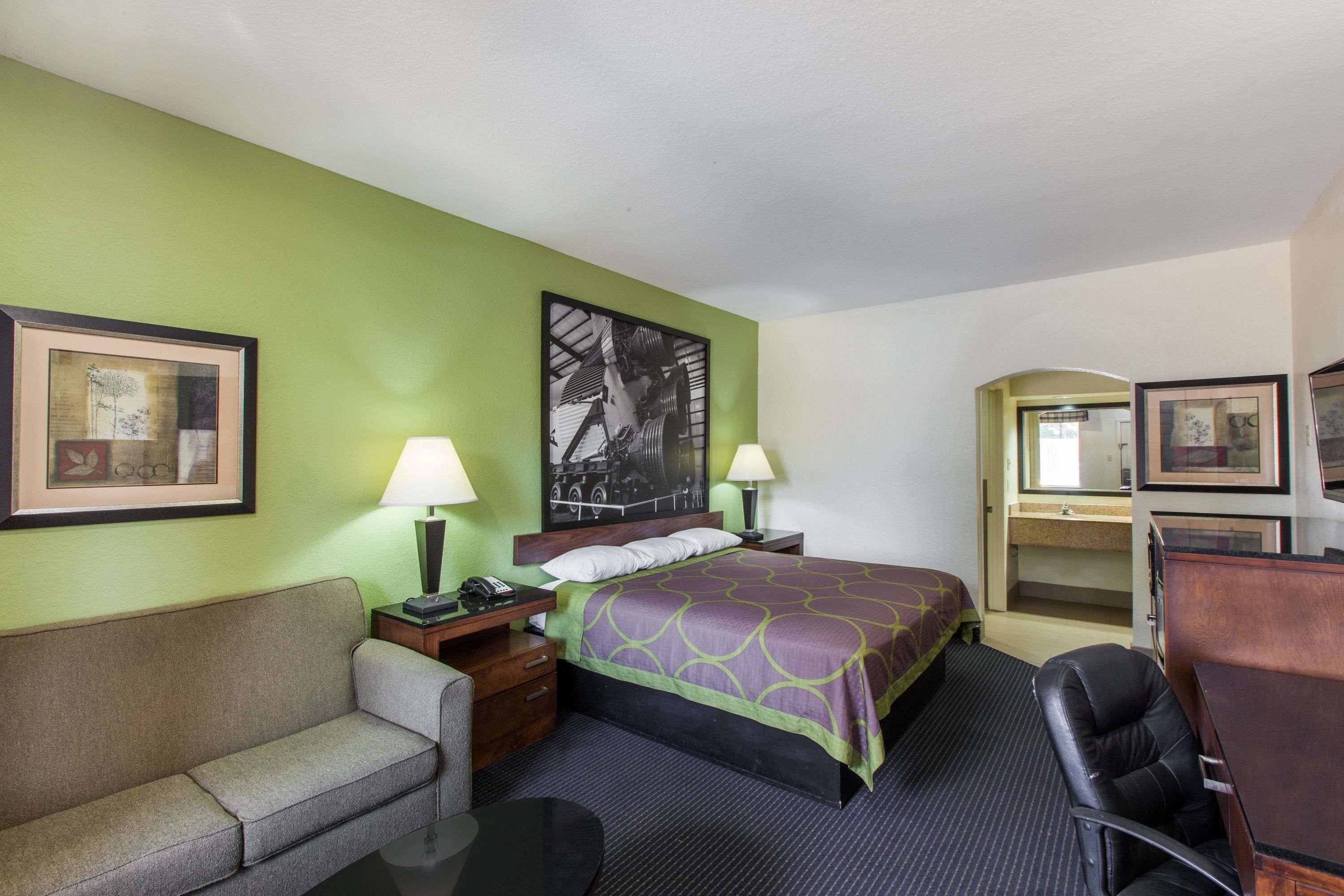 Super 8 by Wyndham Houston Hobby Airport South