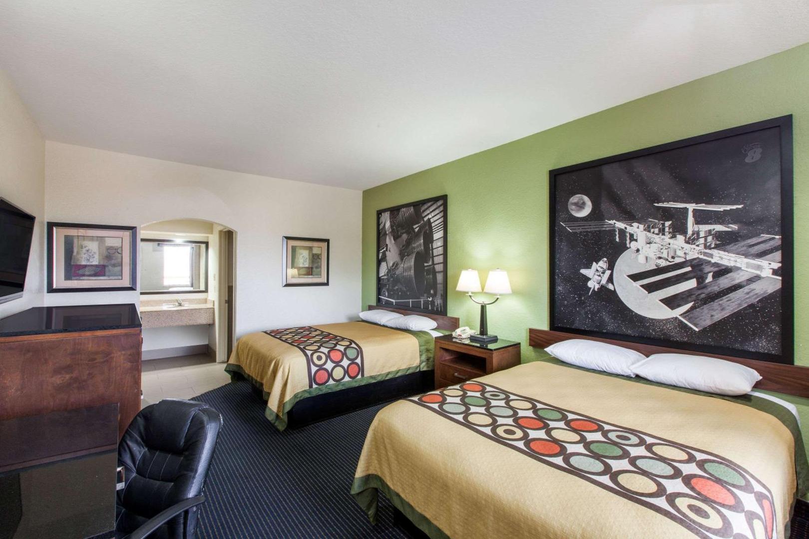Super 8 by Wyndham Houston Hobby Airport South