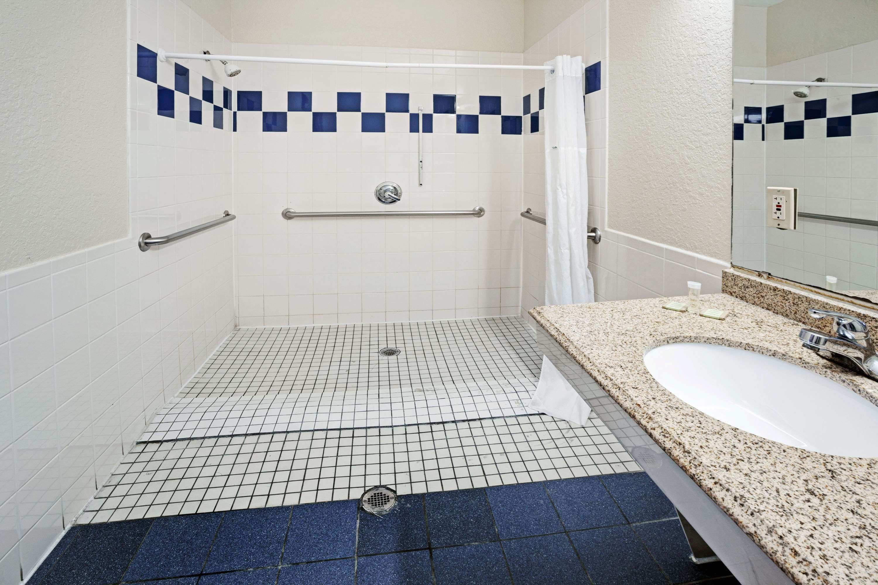 Super 8 by Wyndham Houston Hobby Airport South