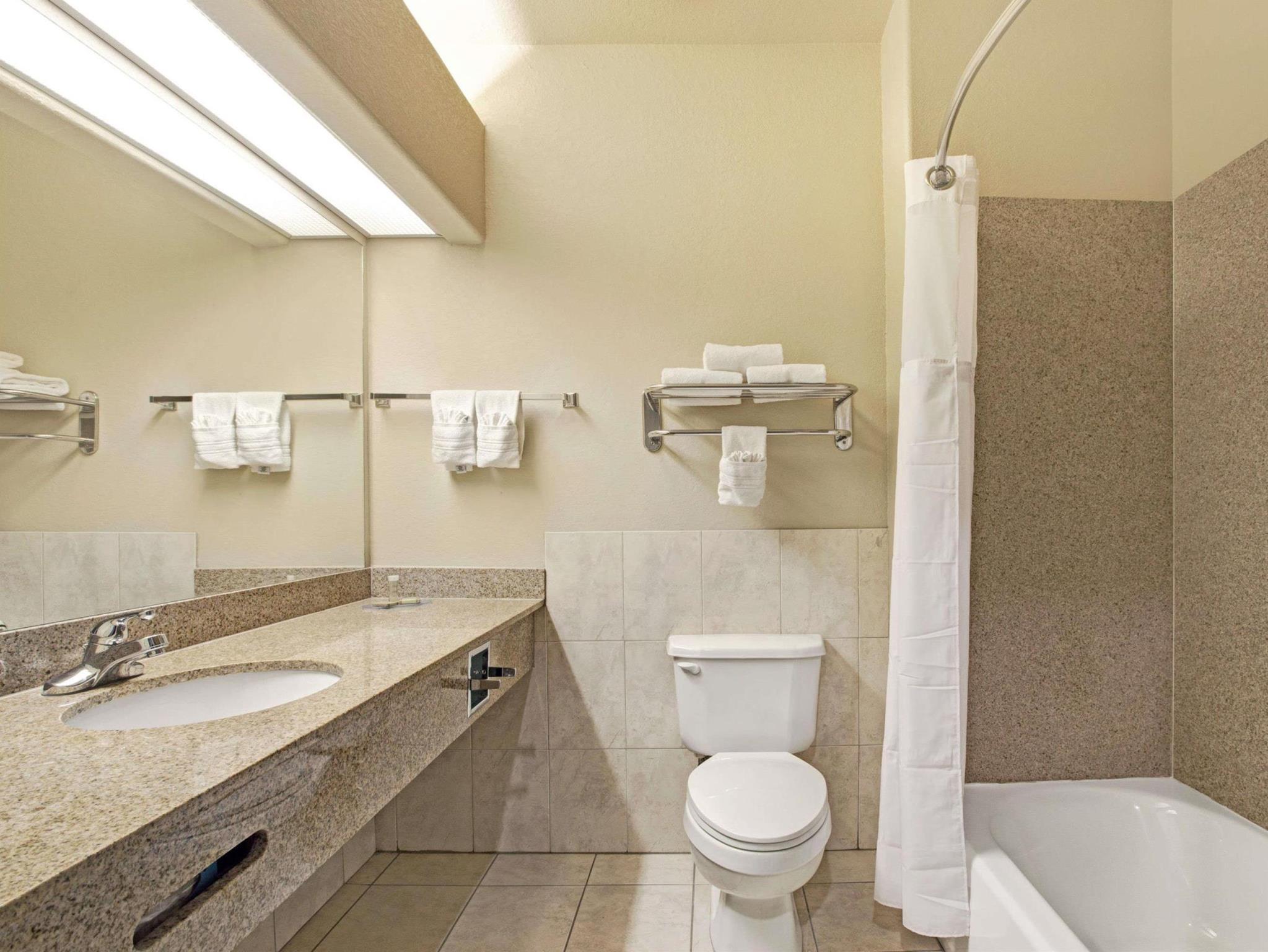 Super 8 by Wyndham IAH West/Greenspoint