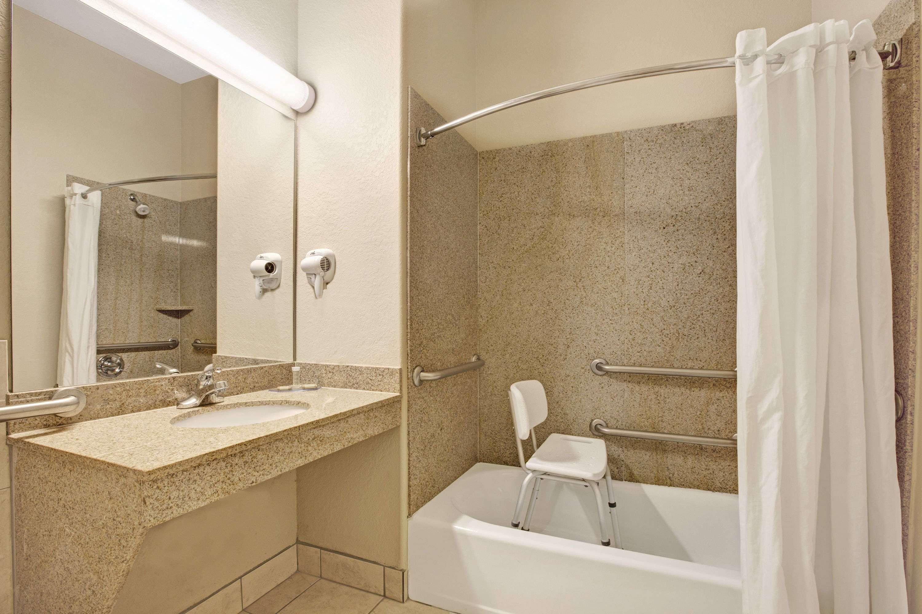 Super 8 by Wyndham IAH West/Greenspoint