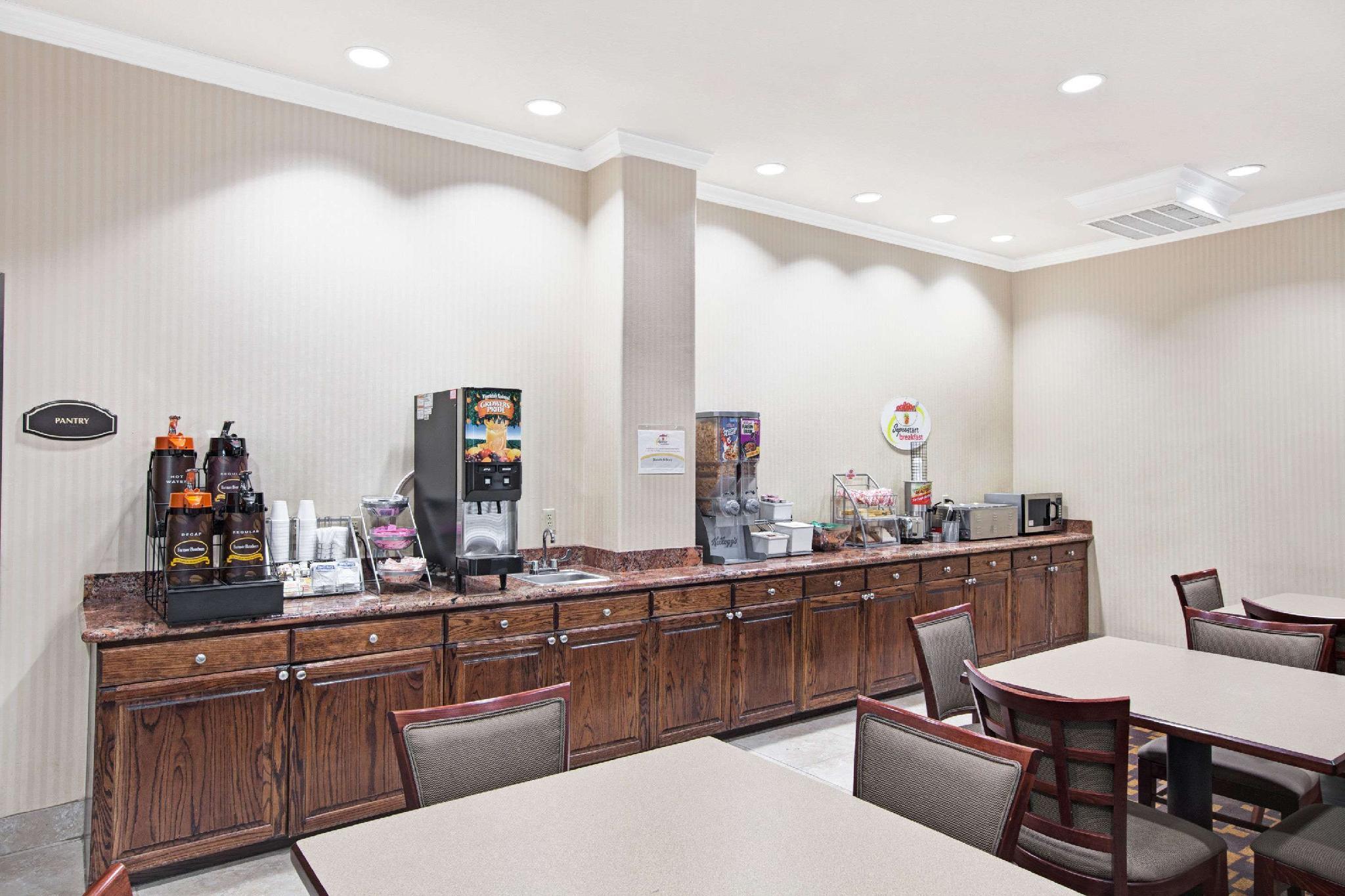 Super 8 by Wyndham IAH West/Greenspoint