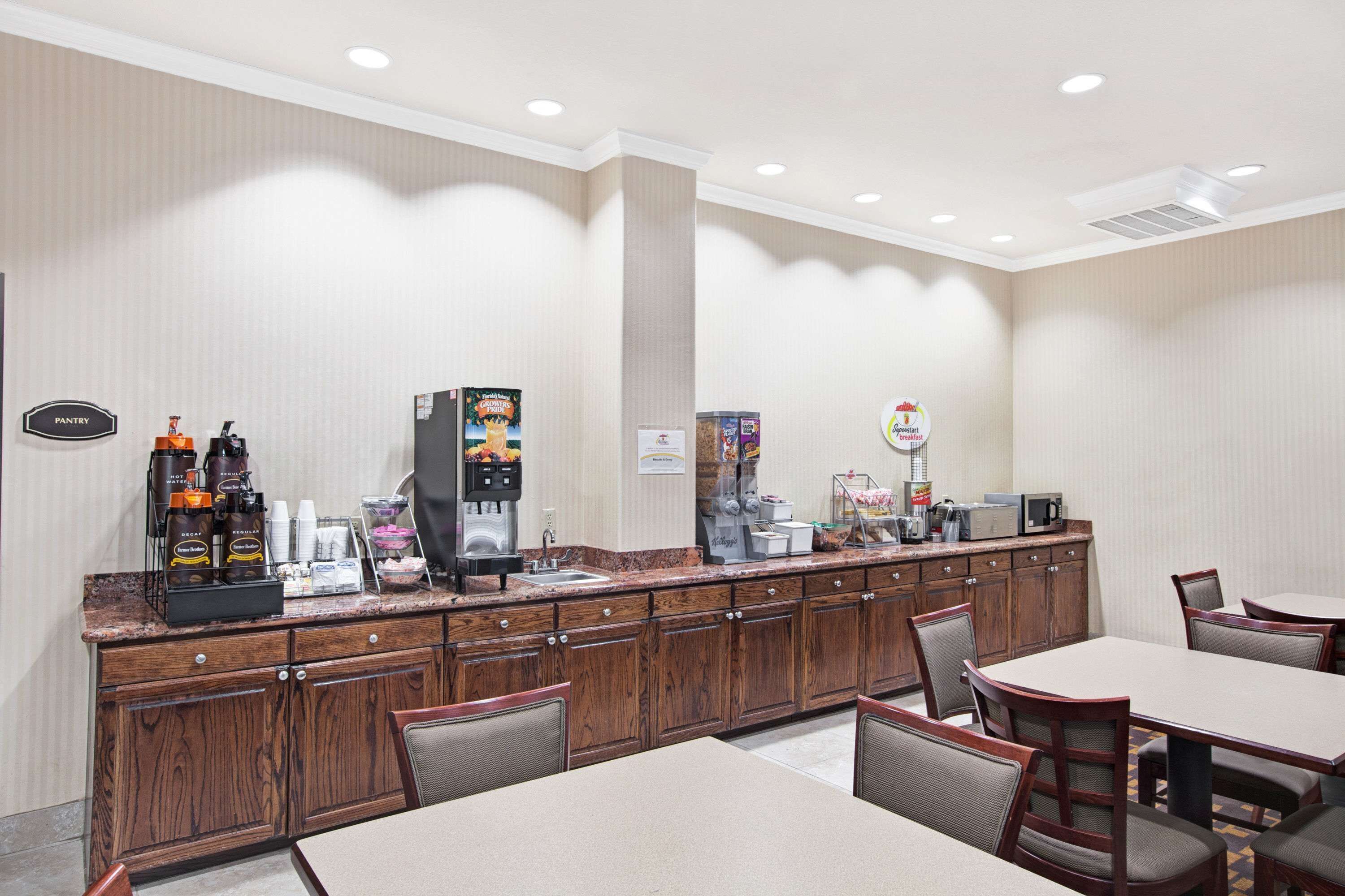 Super 8 by Wyndham IAH West/Greenspoint