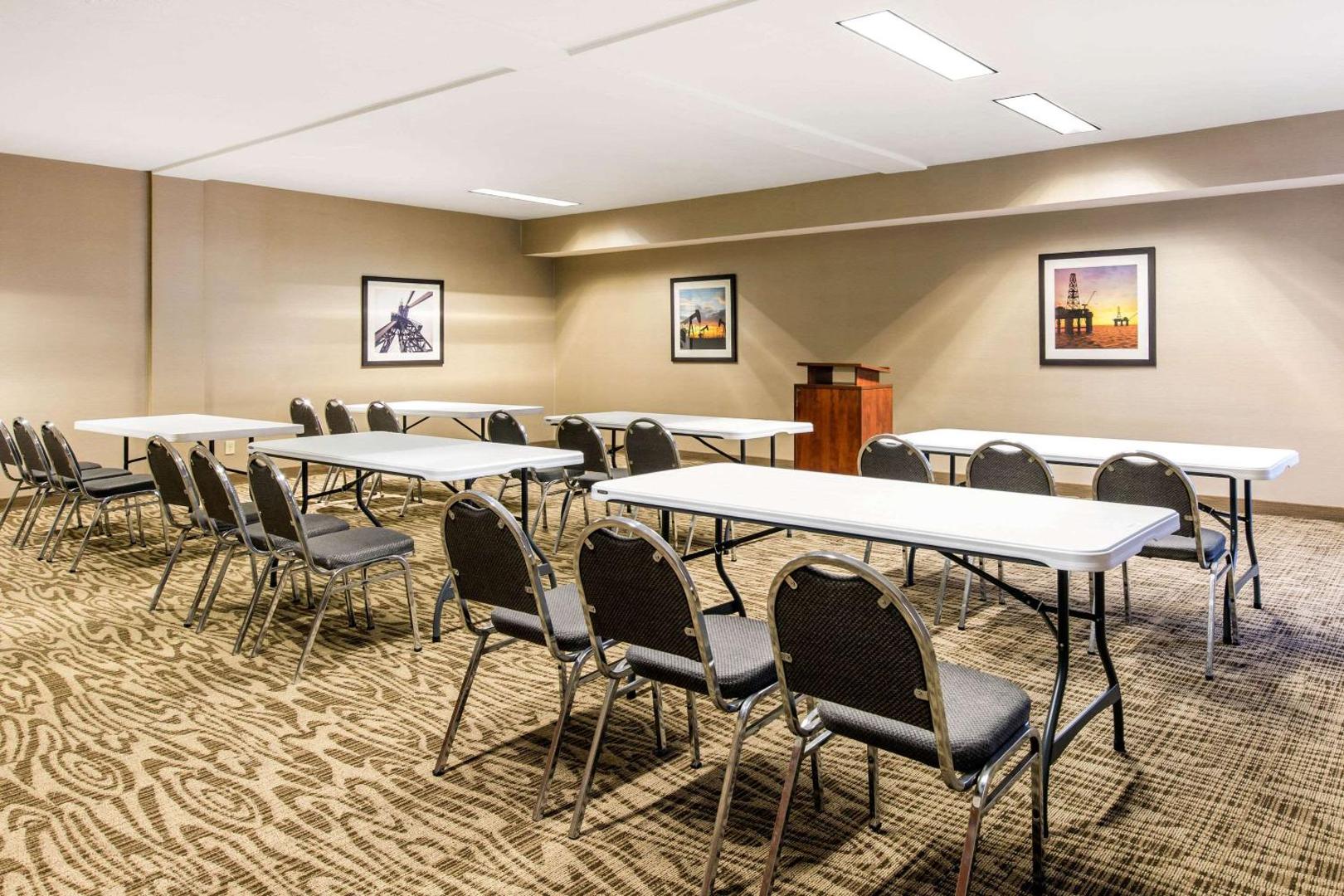 Comfort Inn & Suites IAH Bush Airport - East