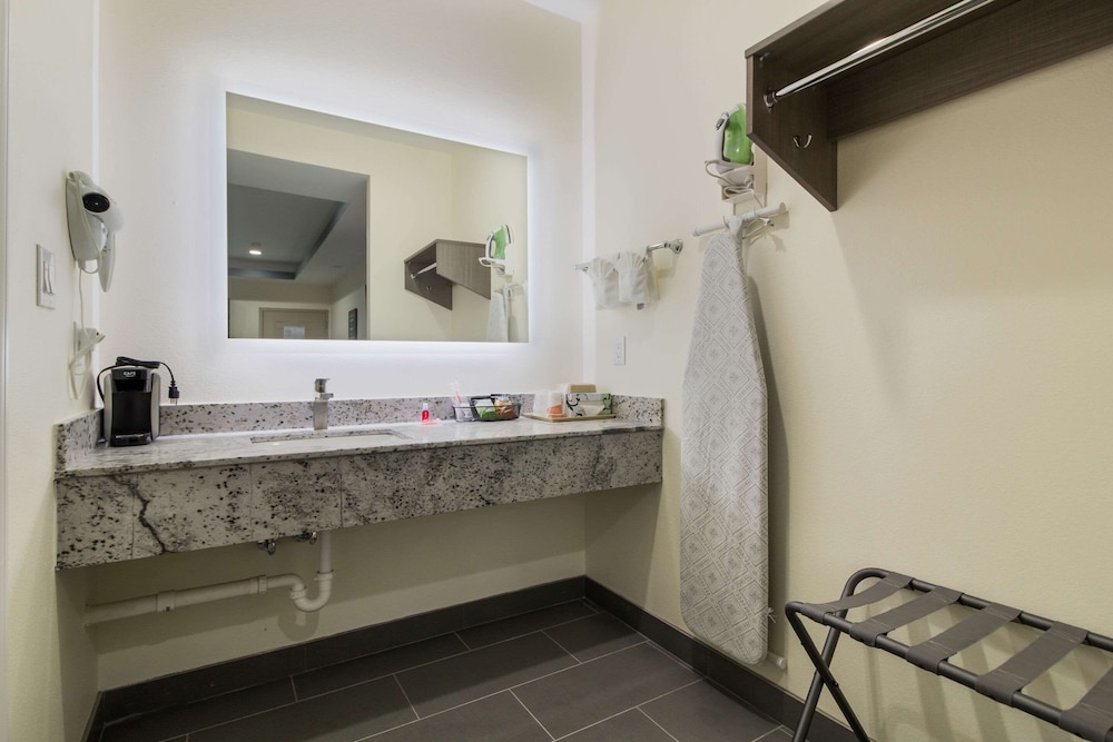 Econo Lodge Inn & Suites Humble Fm1960 - Iah Airport