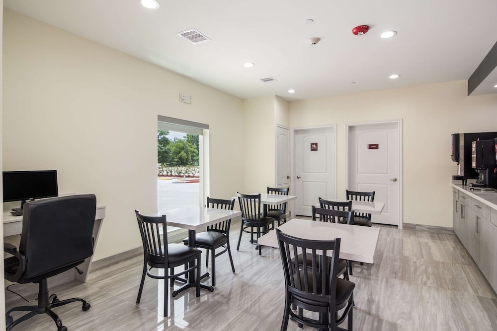 Econo Lodge Inn & Suites Humble Fm1960 - Iah Airport