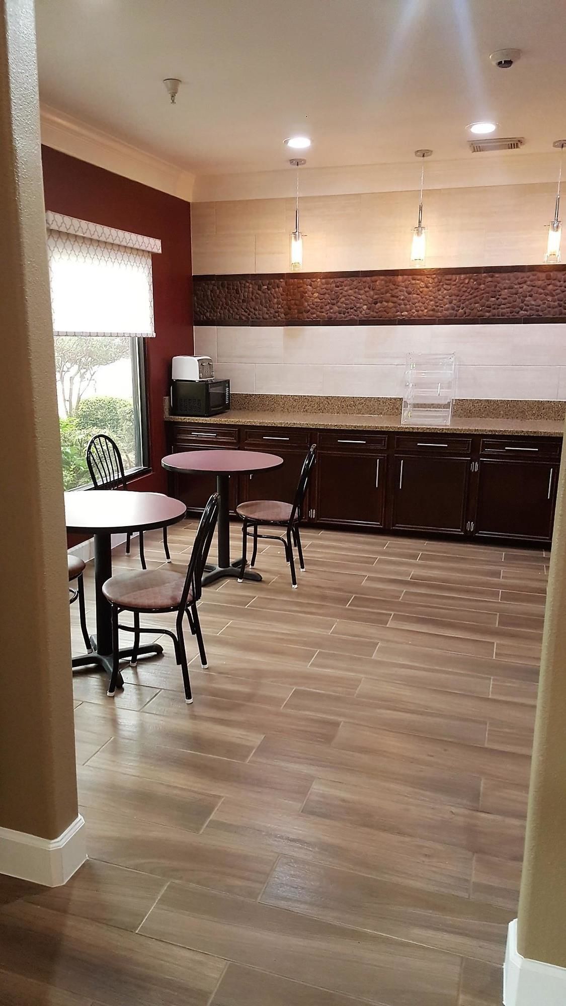 Red Roof Inn & Suites Houston - Humble/IAH Airport