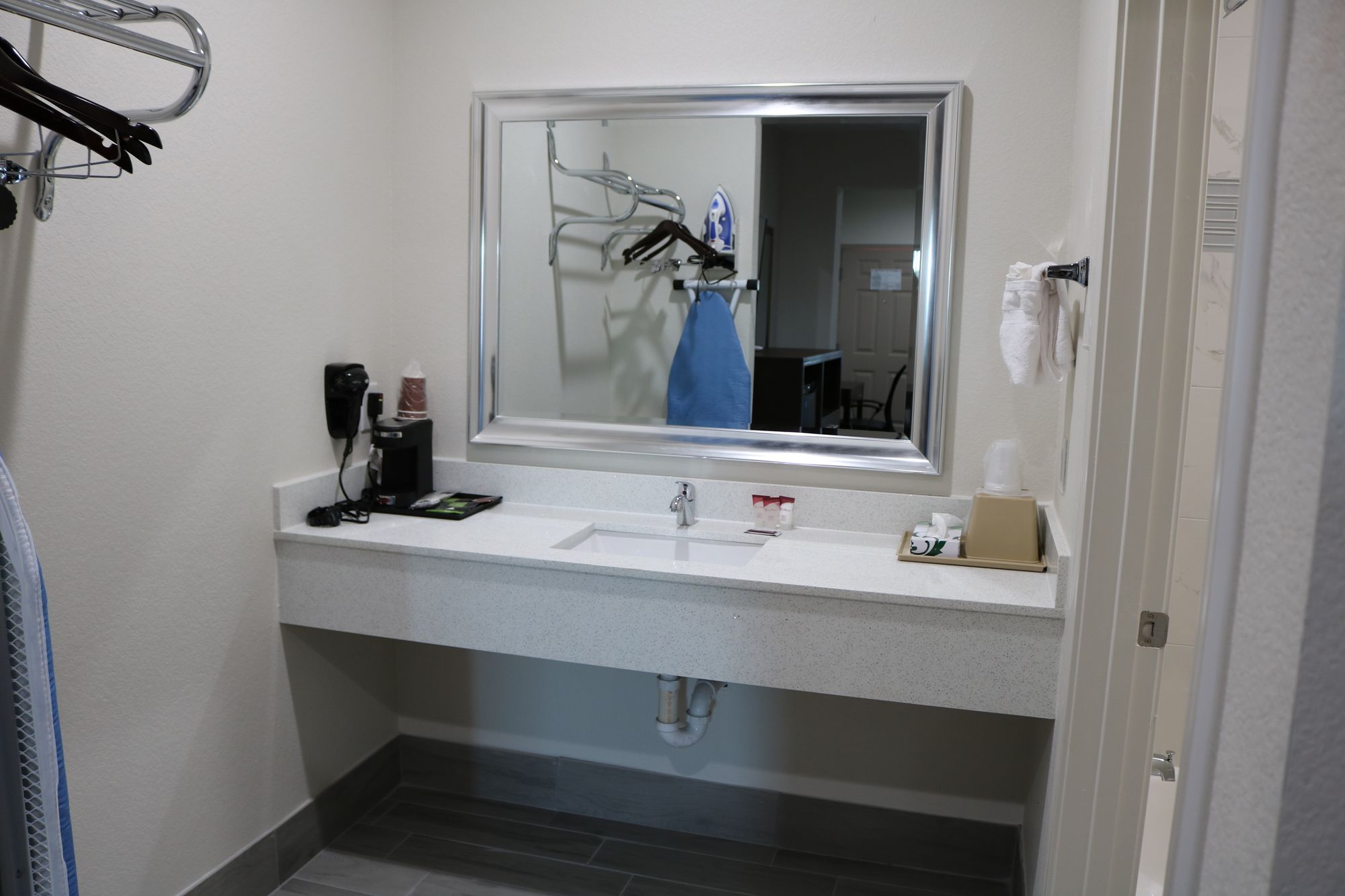 Scottish Inn & Suites IAH Airport