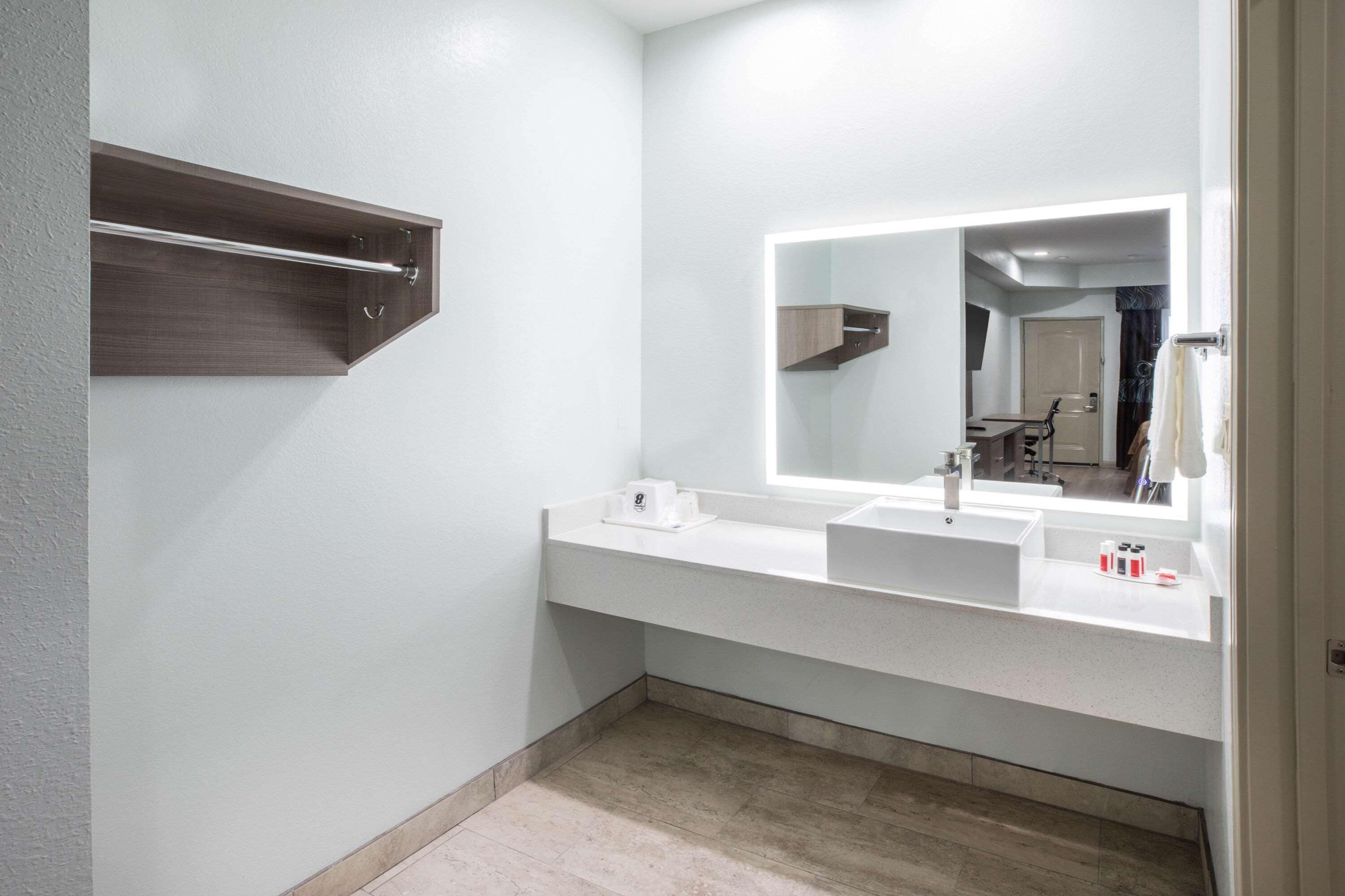 Super 8 by Wyndham Humble/Fallcreek/Houston