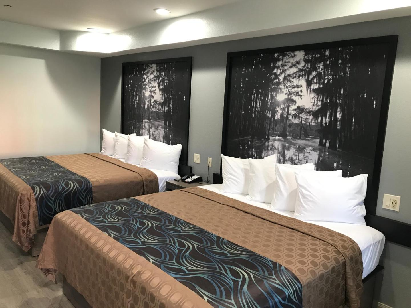 Super 8 by Wyndham Humble/Fallcreek/Houston
