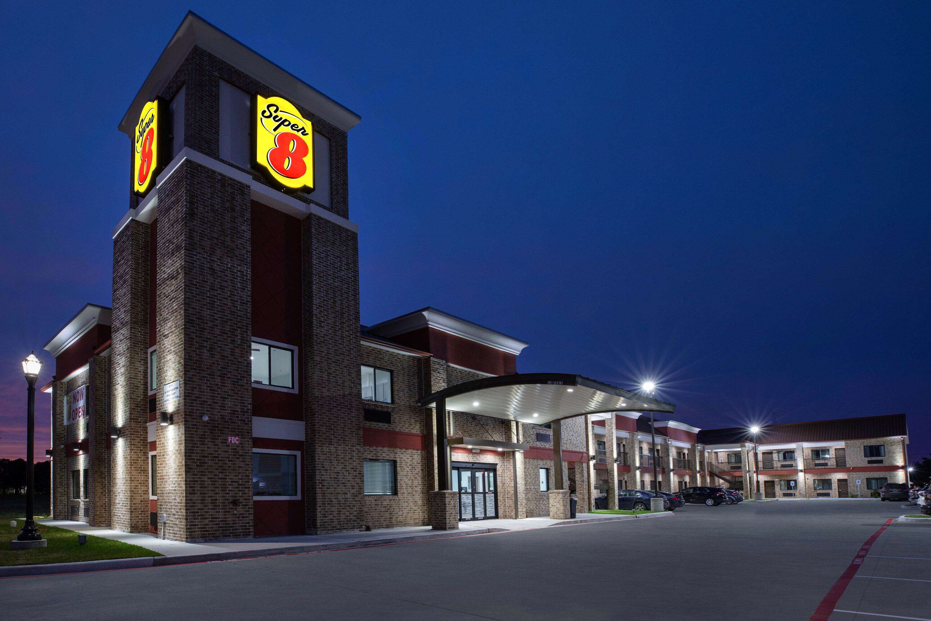 Super 8 by Wyndham Humble/Fallcreek/Houston