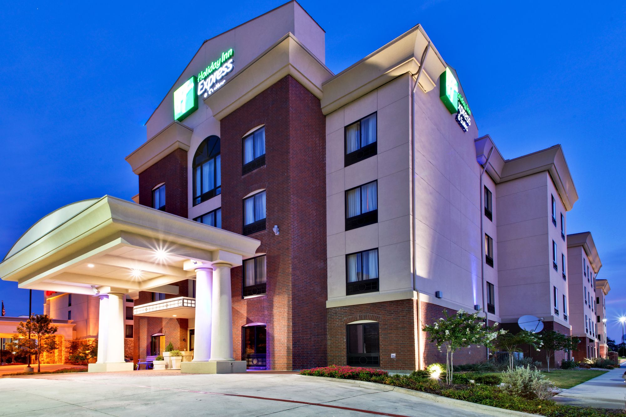 Holiday Inn Express Hotel & Suites West Hurst DFW Airport