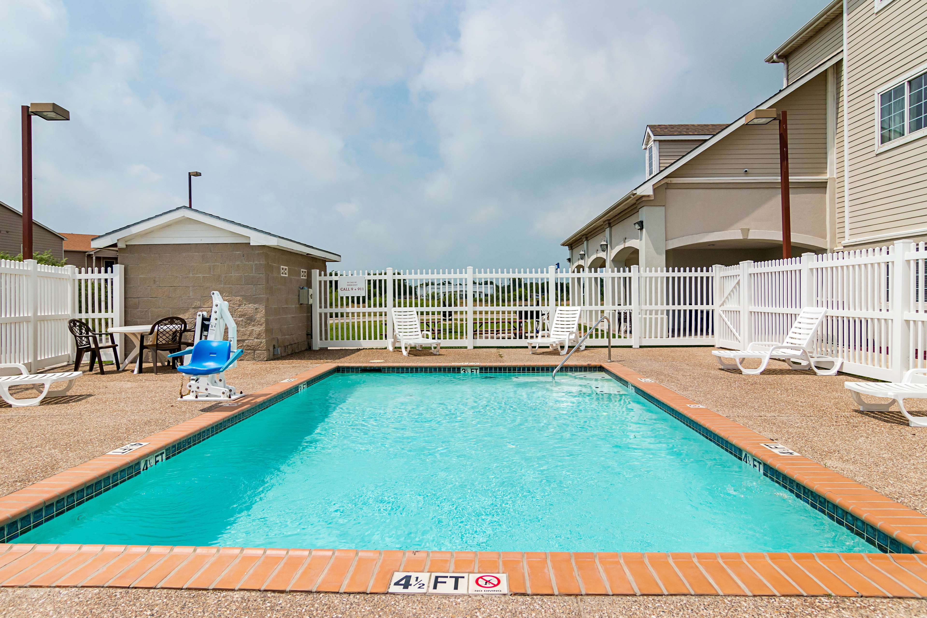 Studio 6 Ingleside