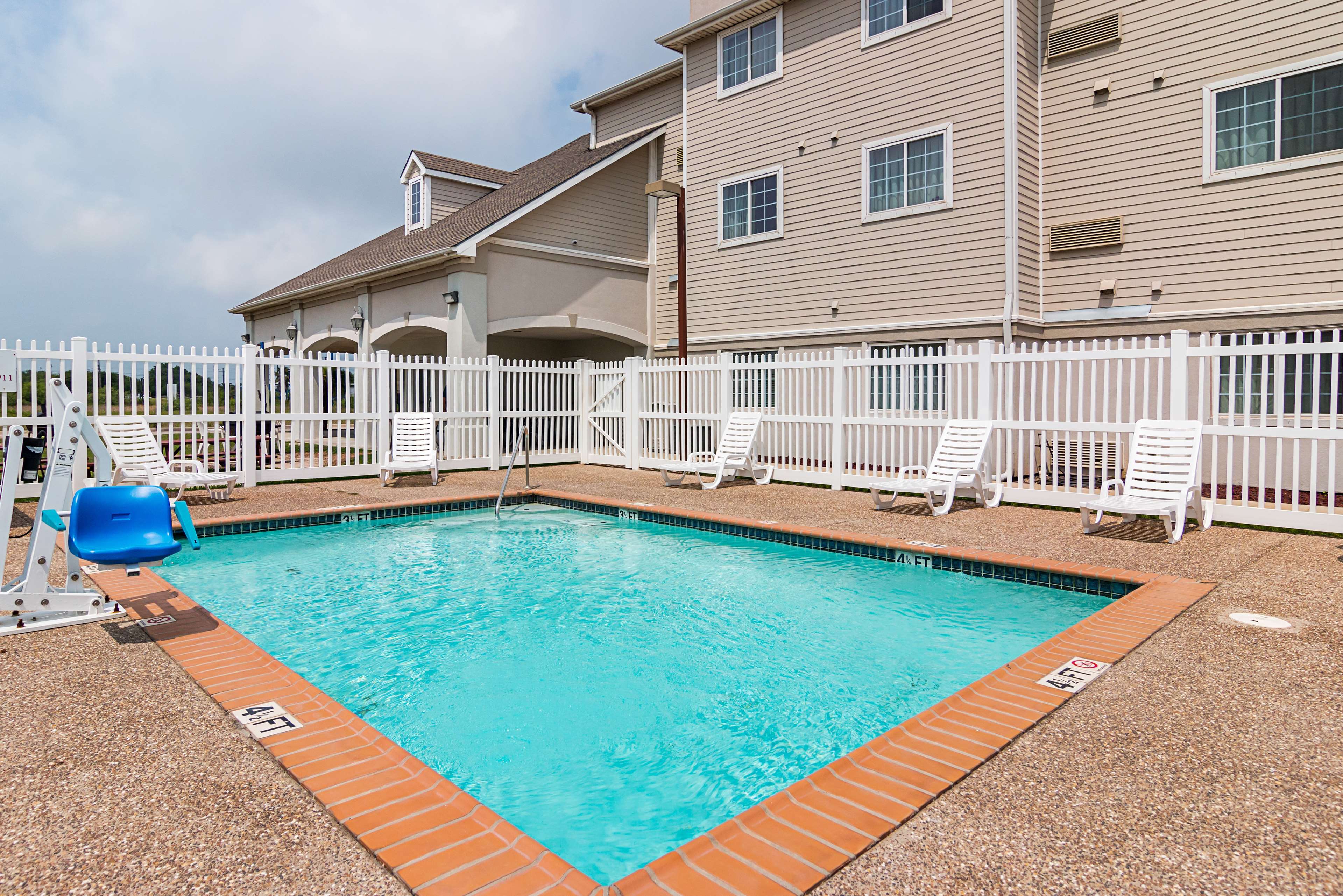 Studio 6 Ingleside