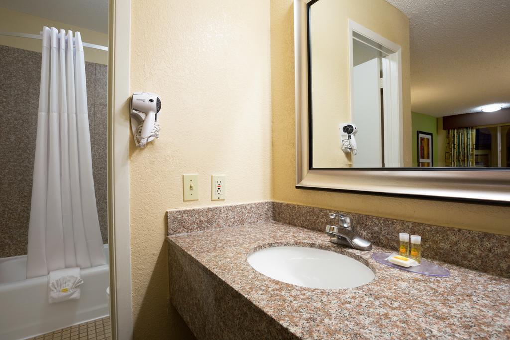 Days Inn by Wyndham Dallas Irving