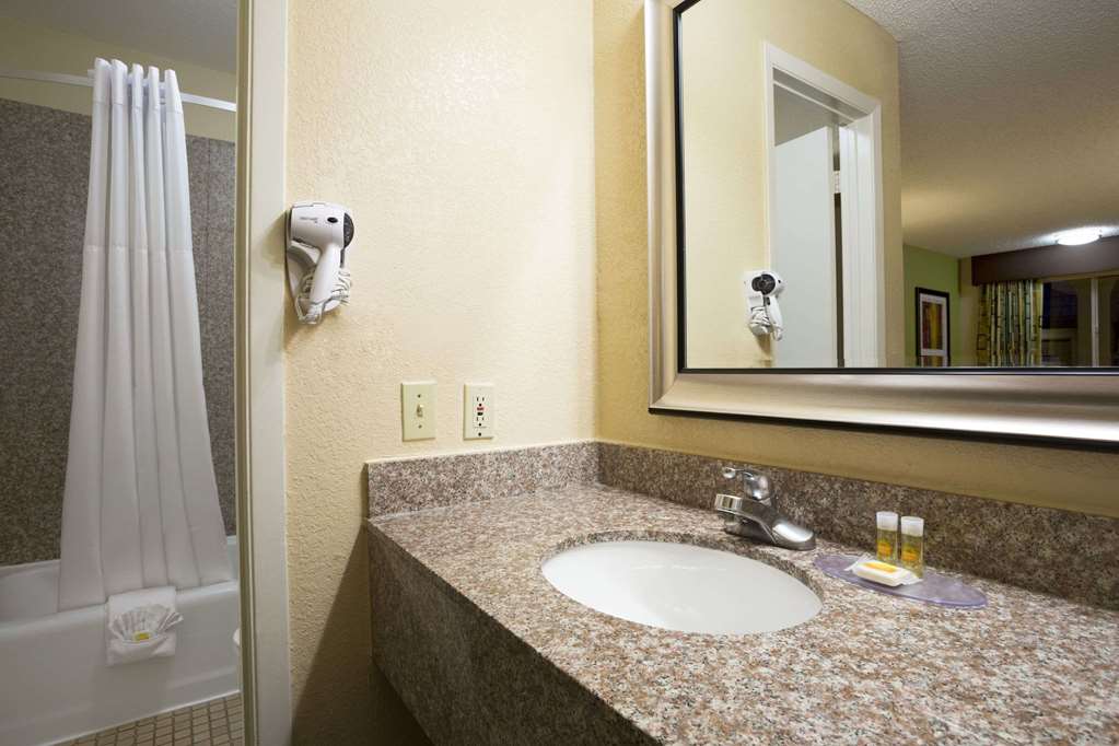 Days Inn by Wyndham Dallas Irving