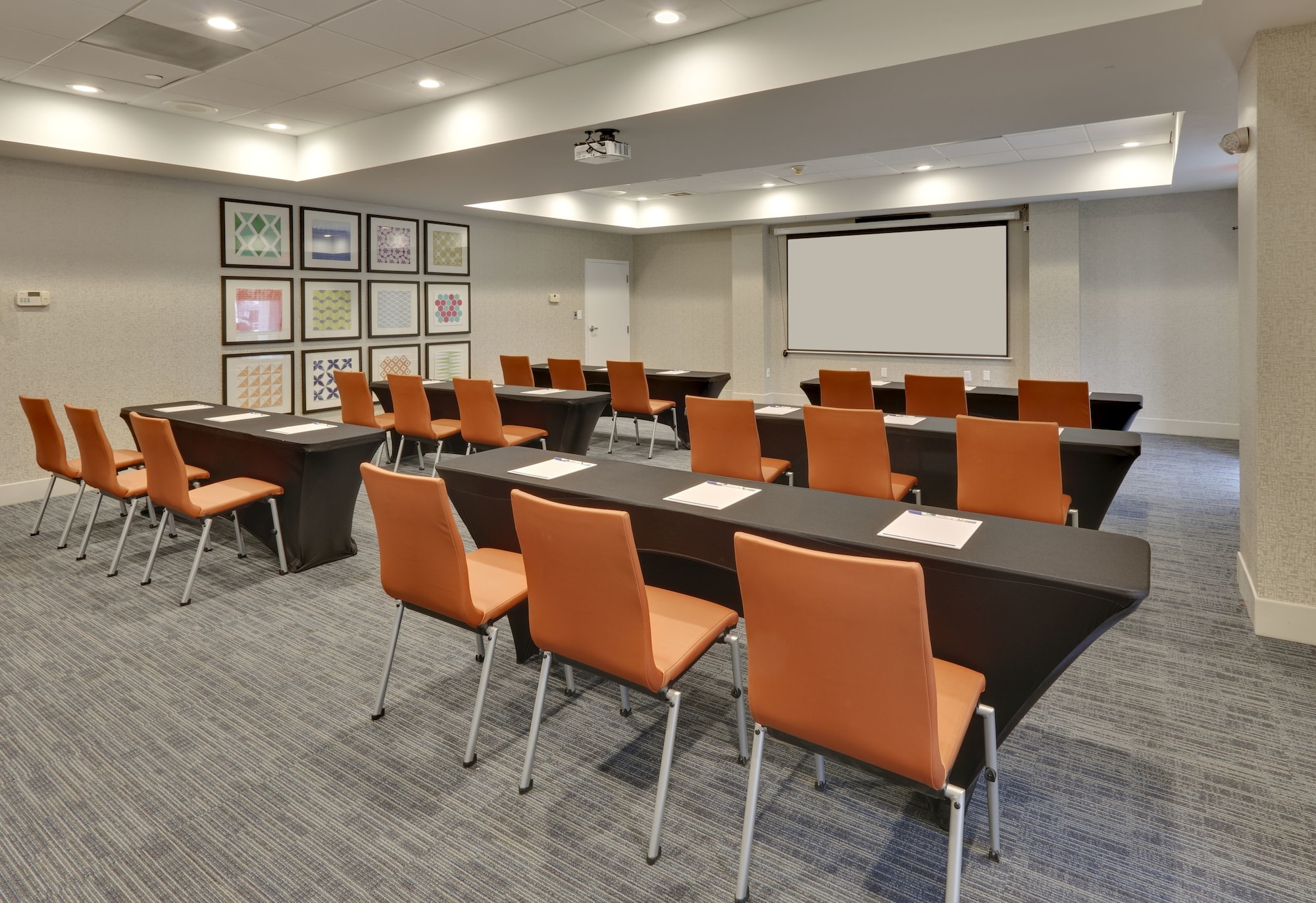 Holiday Inn Express & Suites Irving Conv Ctr - Las Colinas
