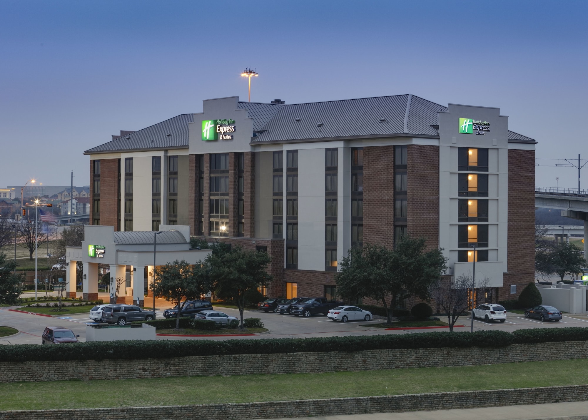 Holiday Inn Express & Suites Irving Conv Ctr - Las Colinas