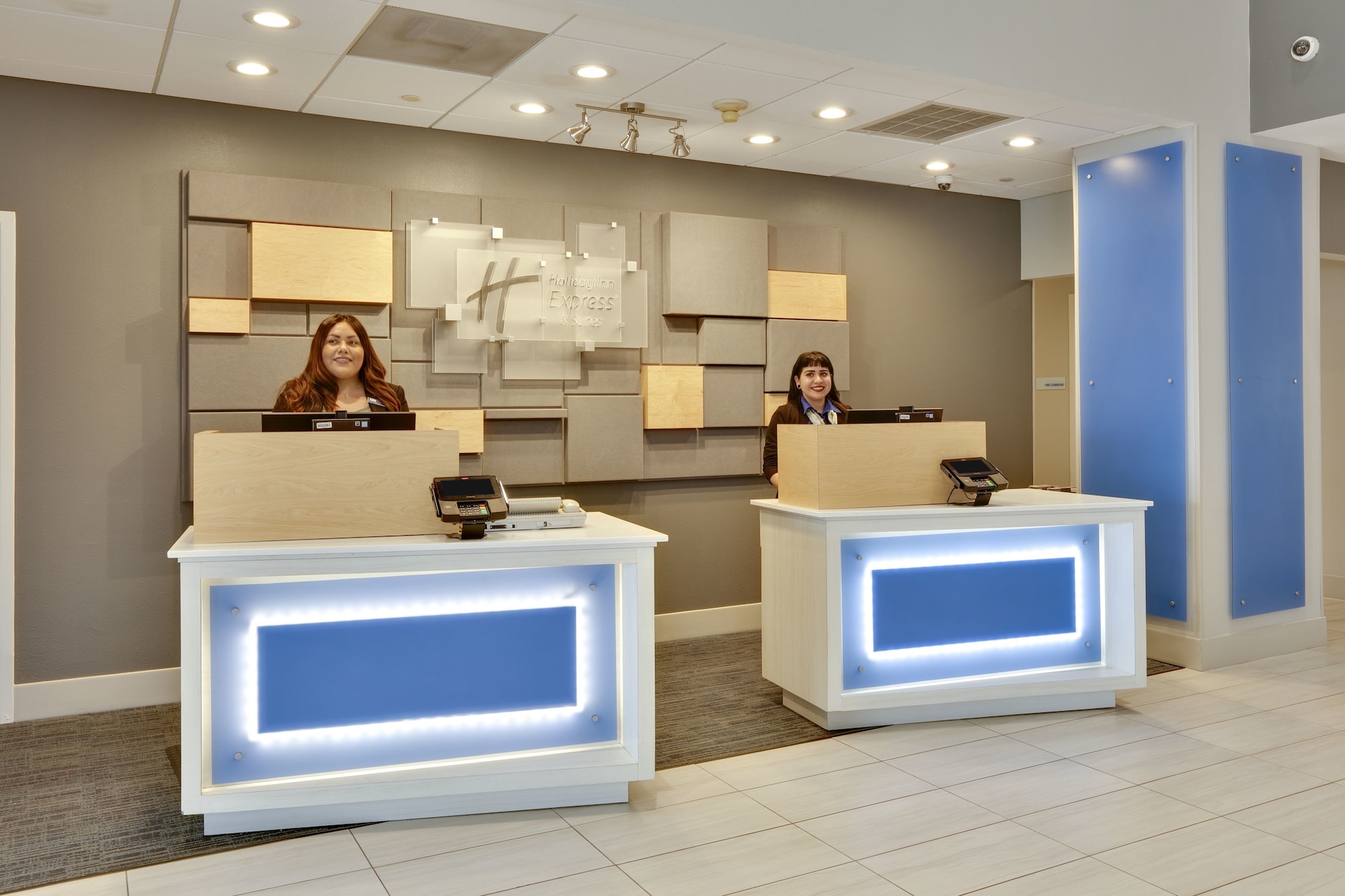 Holiday Inn Express & Suites Irving Conv Ctr - Las Colinas