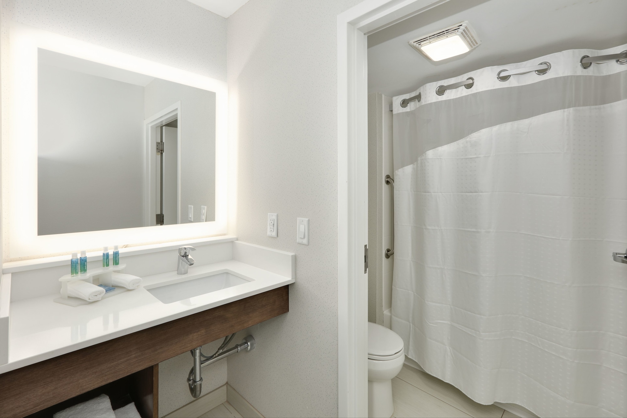 Holiday Inn Express & Suites Irving Conv Ctr - Las Colinas