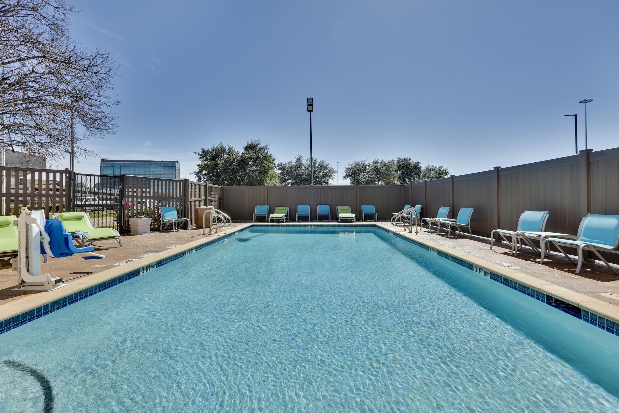 Holiday Inn Express & Suites Irving Conv Ctr - Las Colinas