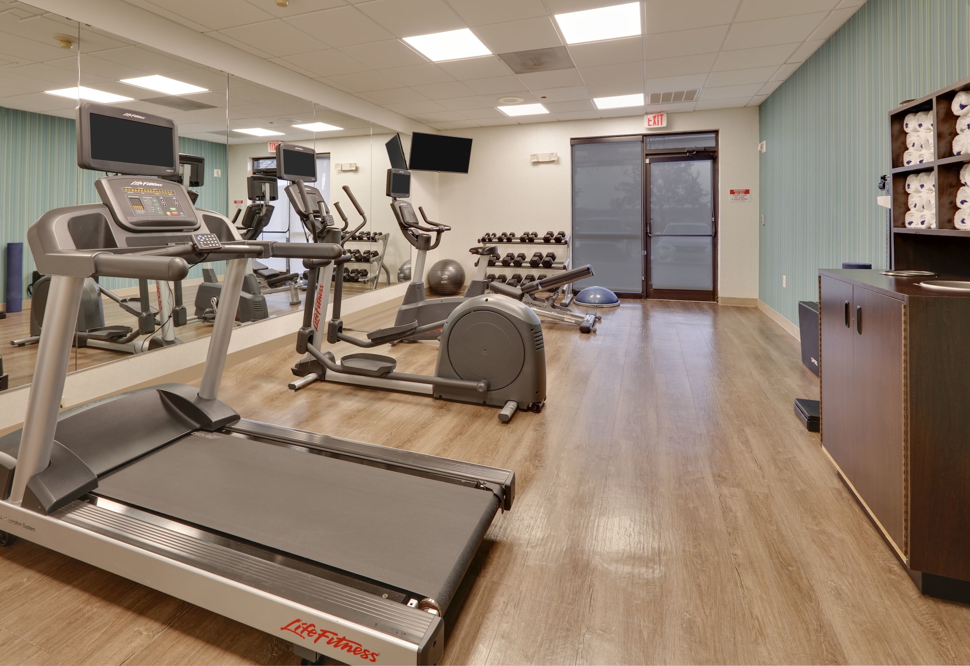 Holiday Inn Express & Suites Irving Conv Ctr - Las Colinas