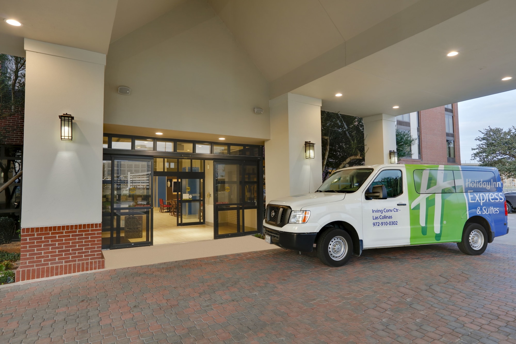 Holiday Inn Express & Suites Irving Conv Ctr - Las Colinas