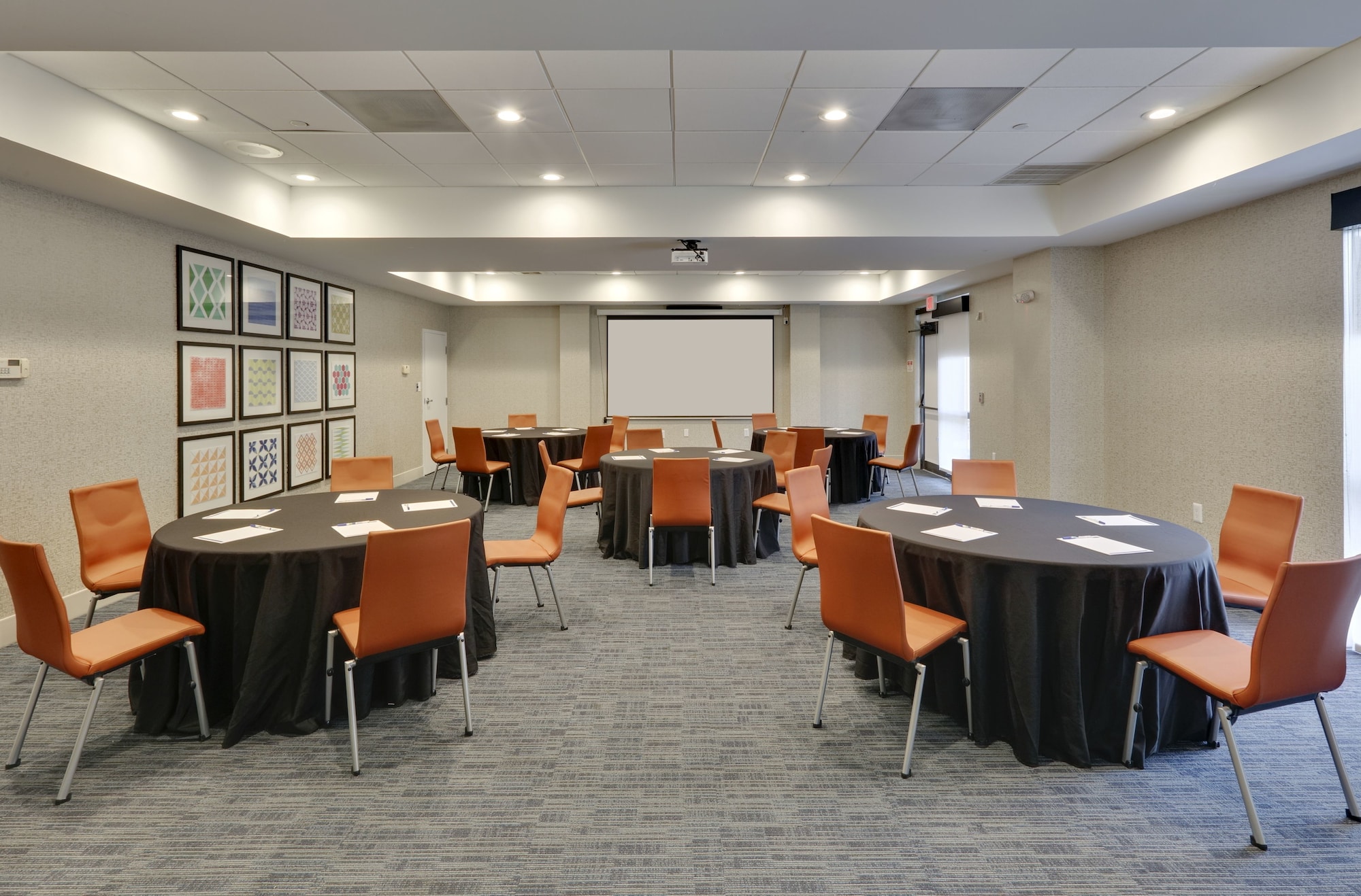 Holiday Inn Express & Suites Irving Conv Ctr - Las Colinas
