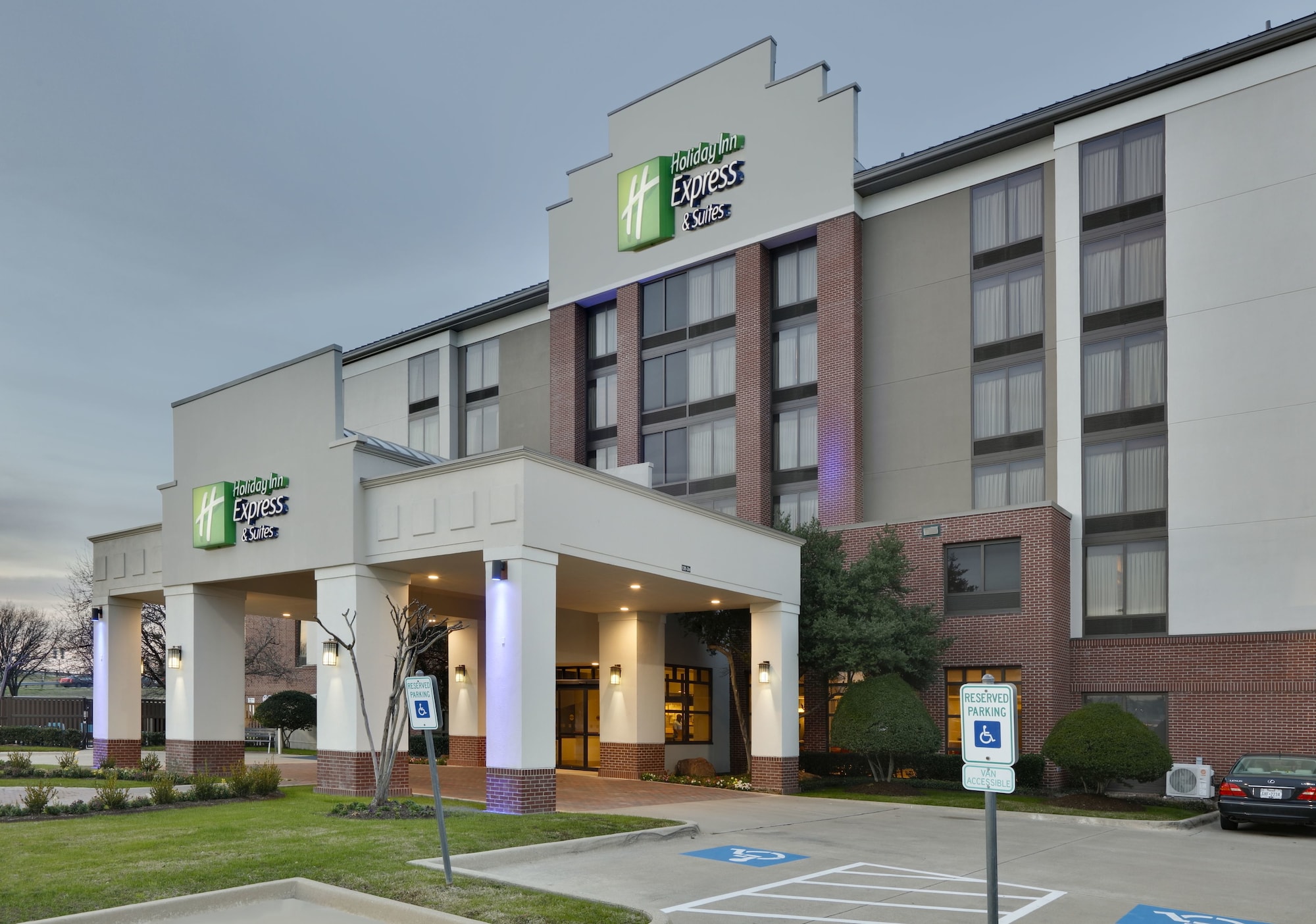 Holiday Inn Express & Suites Irving Conv Ctr - Las Colinas