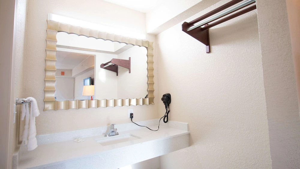 Magnuson Extended Stay and Suites Airport Hotel