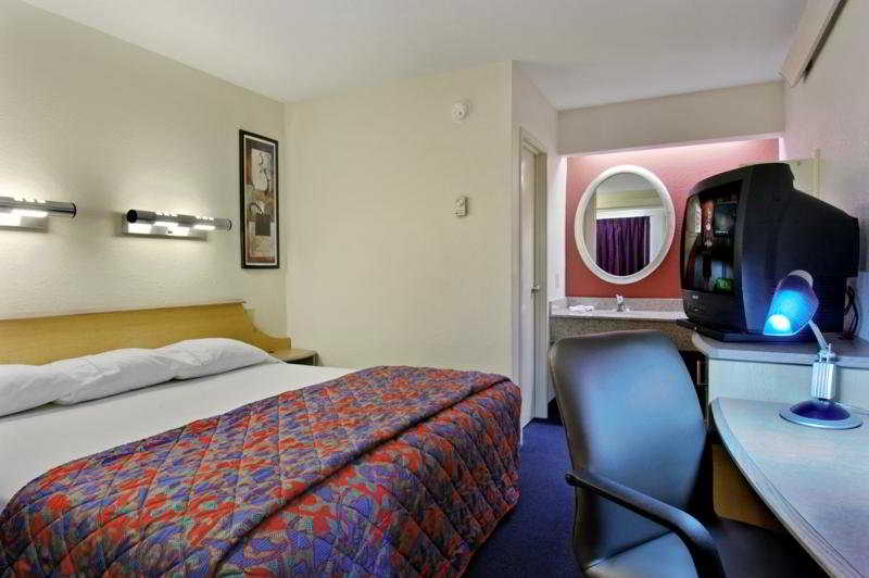 Red Roof Inn Dallas - DFW Airport North