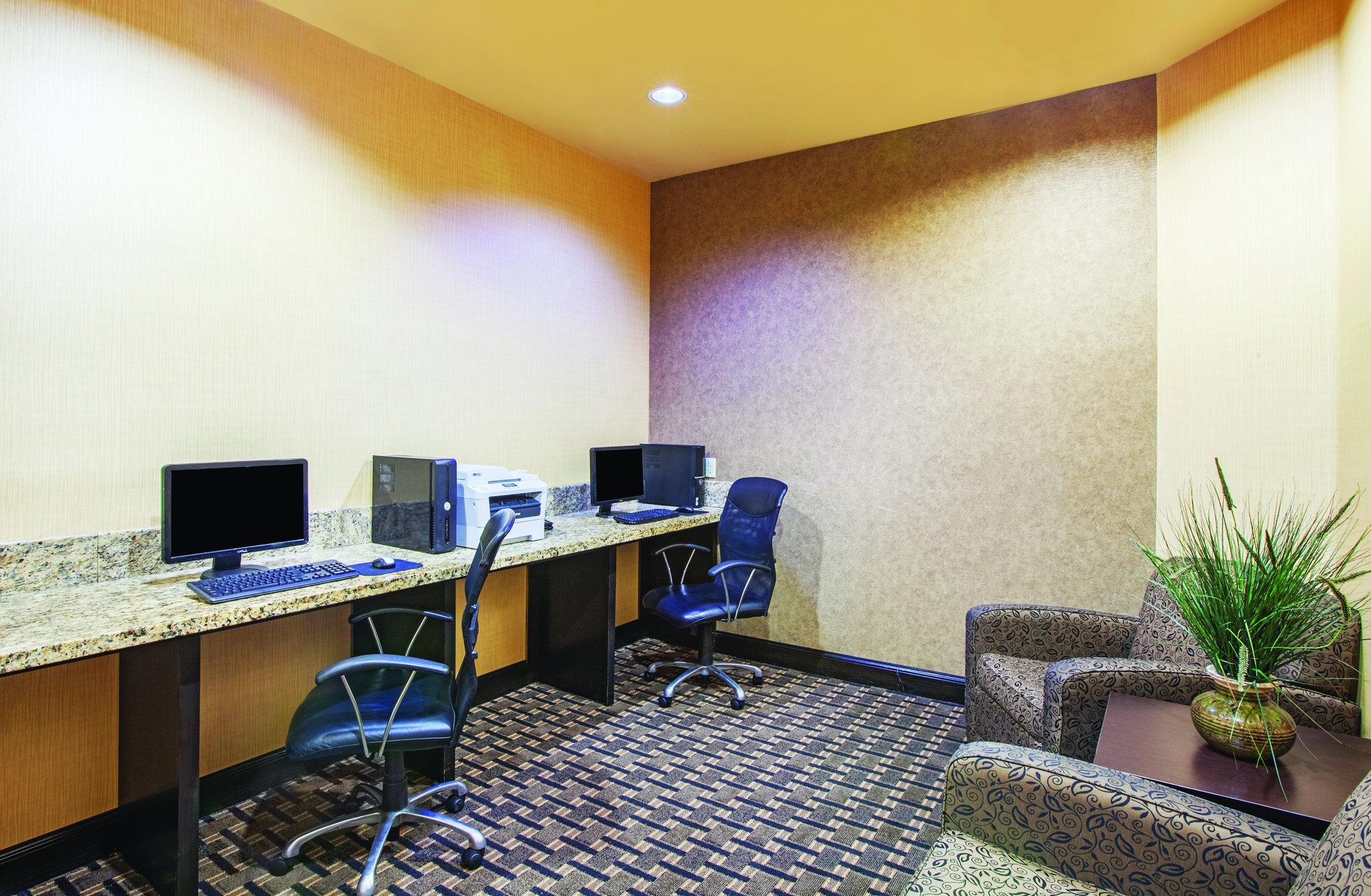 La Quinta Inn & Suites by Wyndham Jacksonville TX