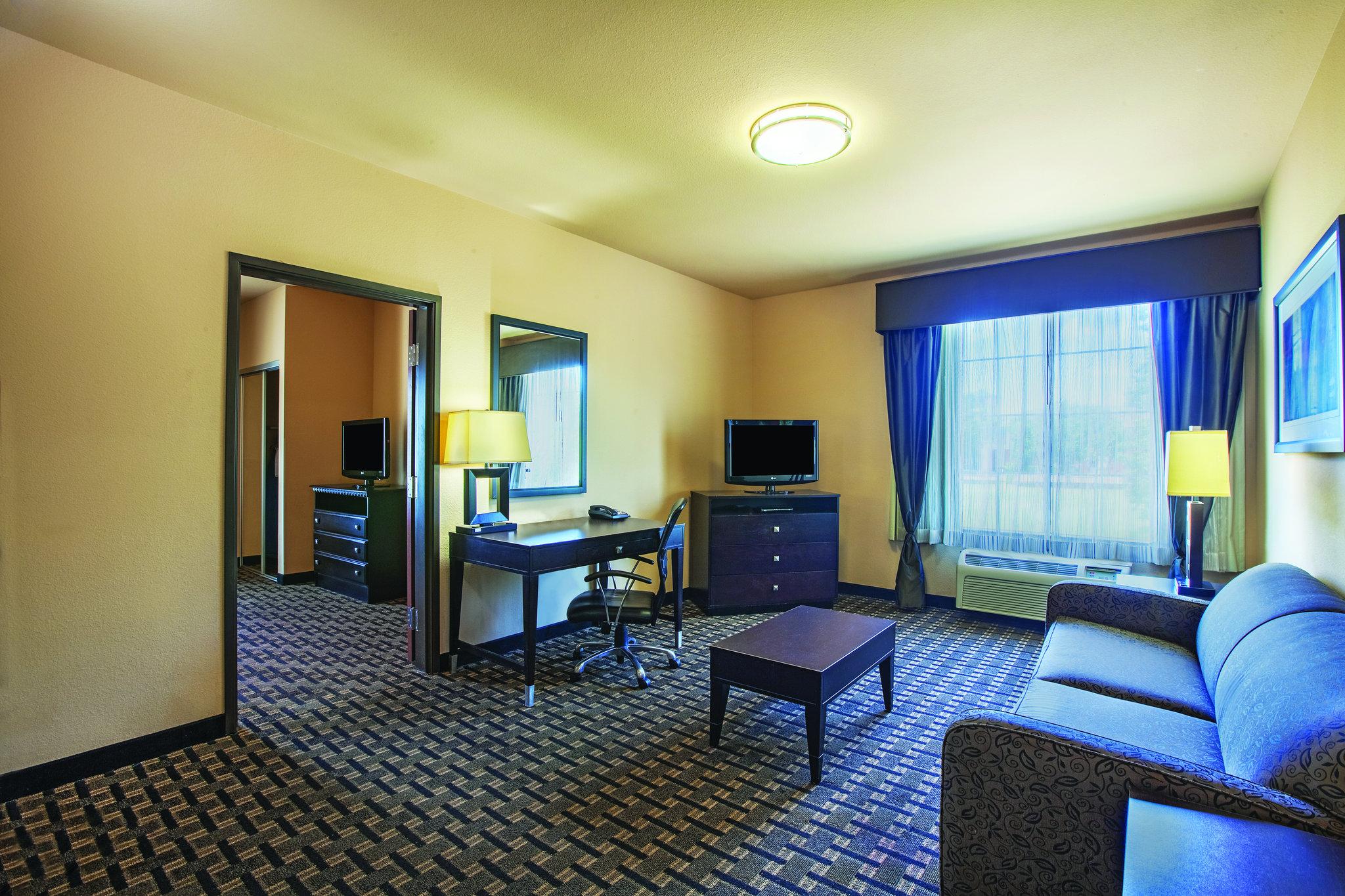 La Quinta Inn & Suites by Wyndham Jacksonville TX